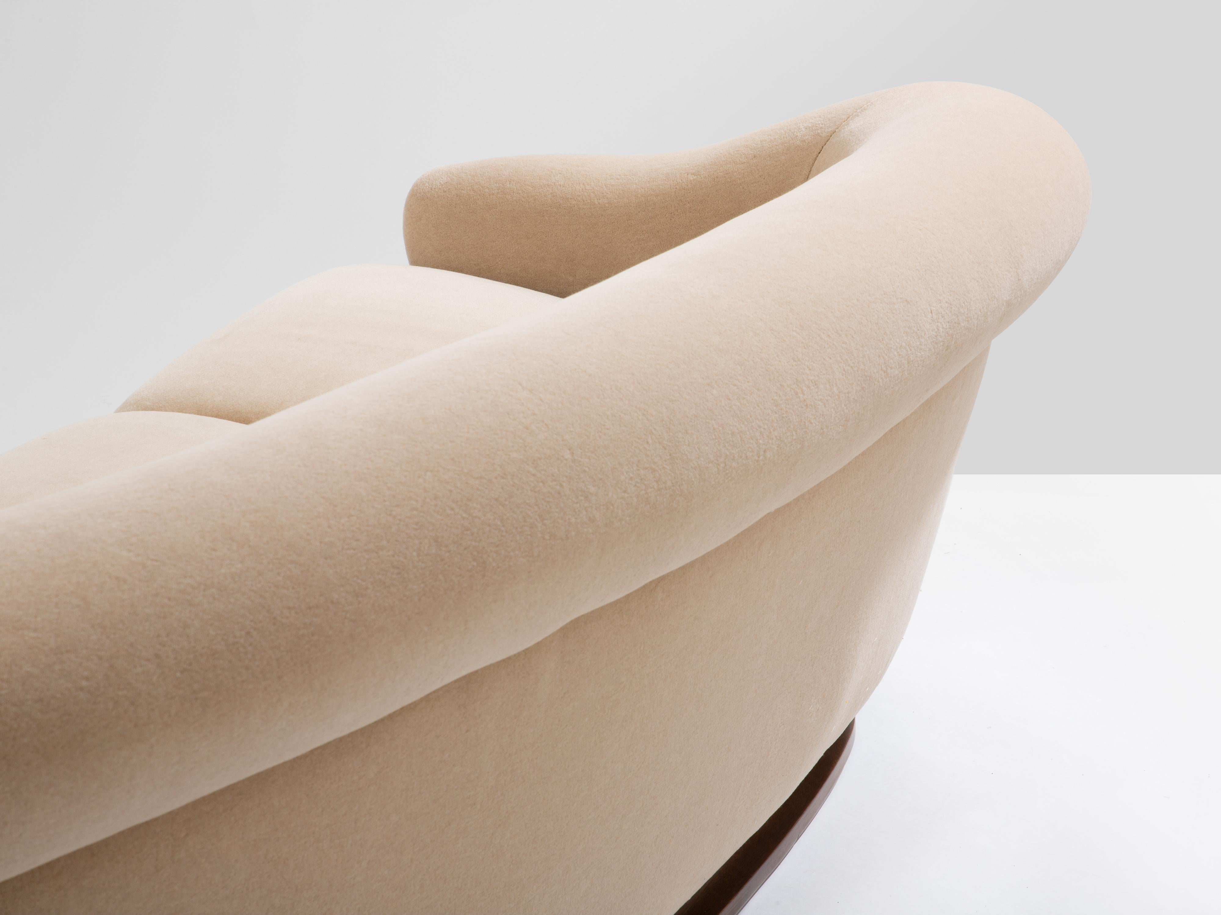 Isa Bergamo large Art Deco walnut mohair velvet sofa 1940s im Angebot 4