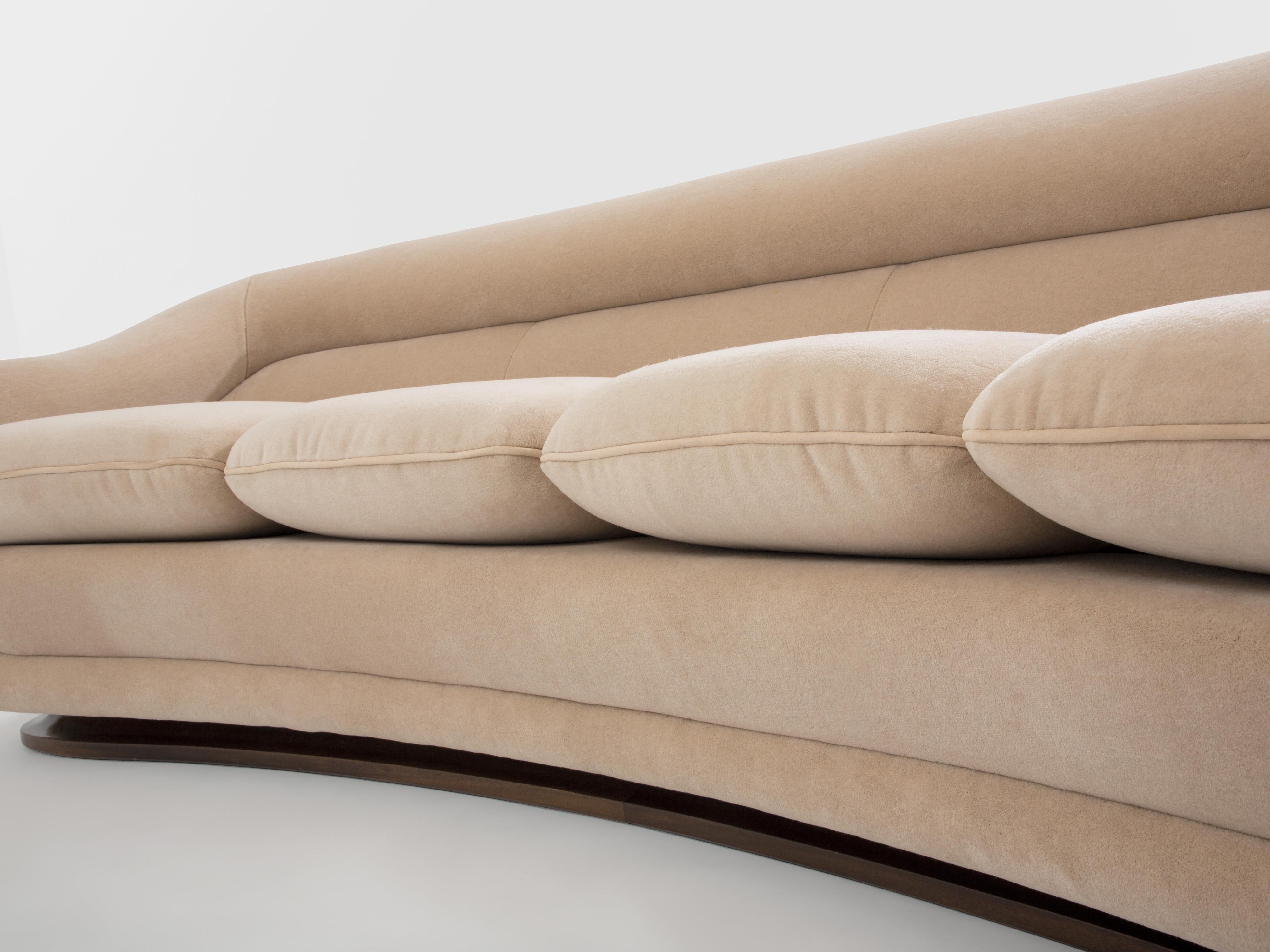 Isa Bergamo large Art Deco walnut mohair velvet sofa 1940s im Angebot 5