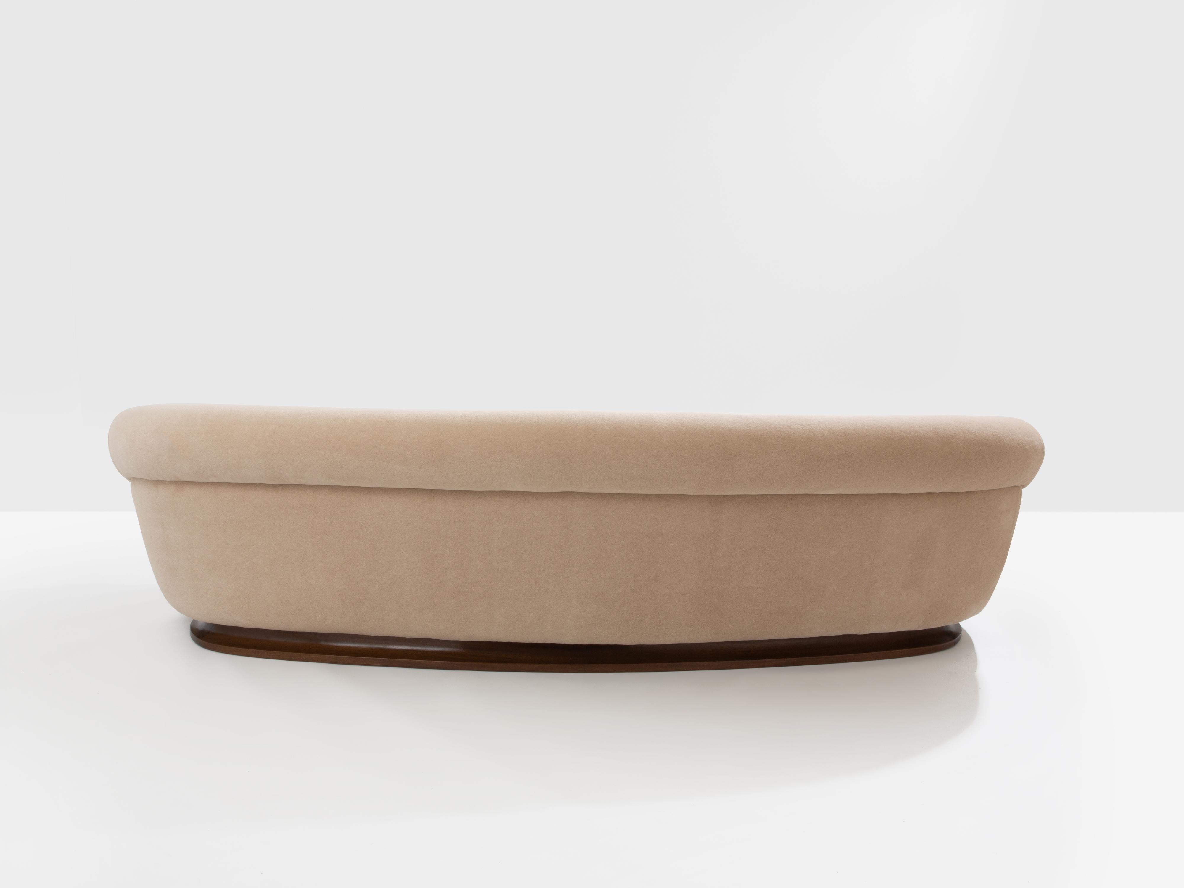 Isa Bergamo large Art Deco walnut mohair velvet sofa 1940s im Angebot 6