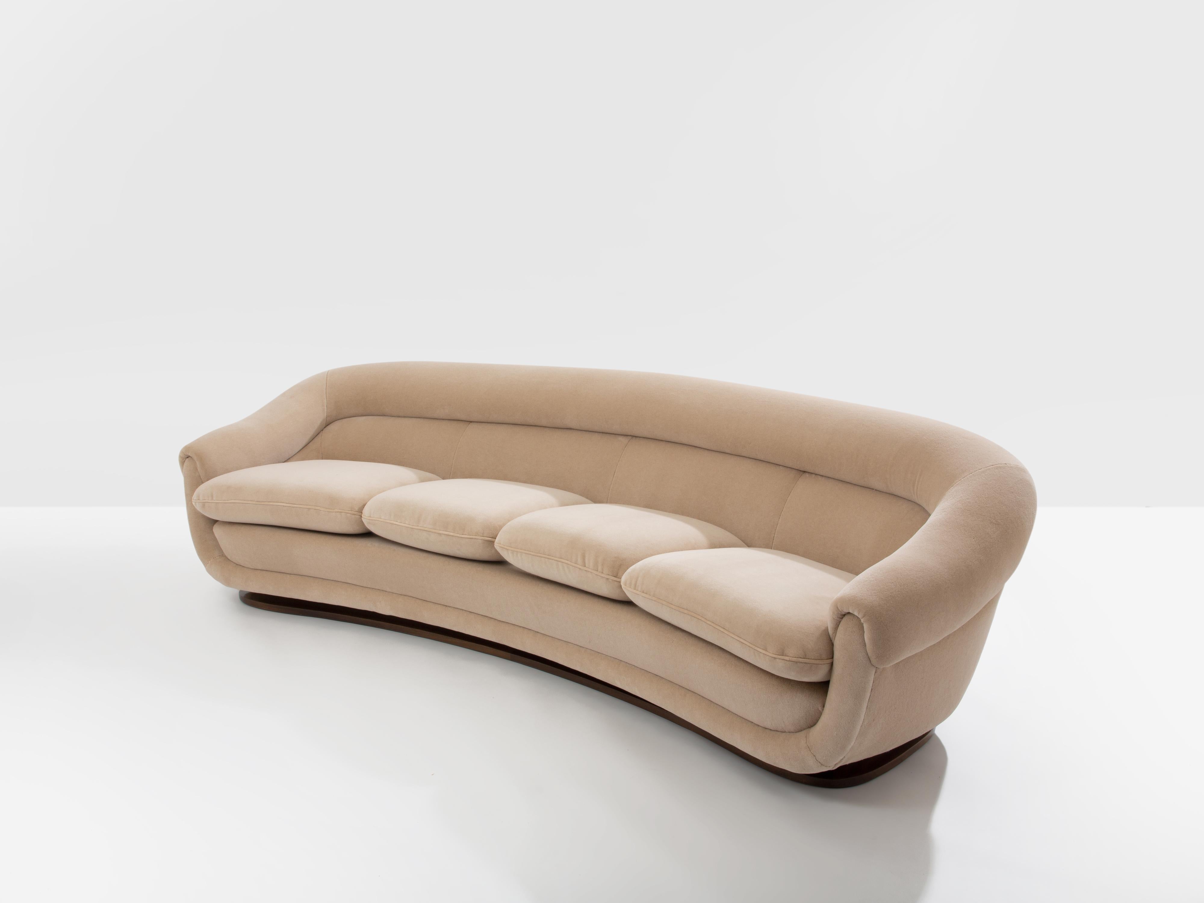 Isa Bergamo large Art Deco walnut mohair velvet sofa 1940s (Art déco) im Angebot