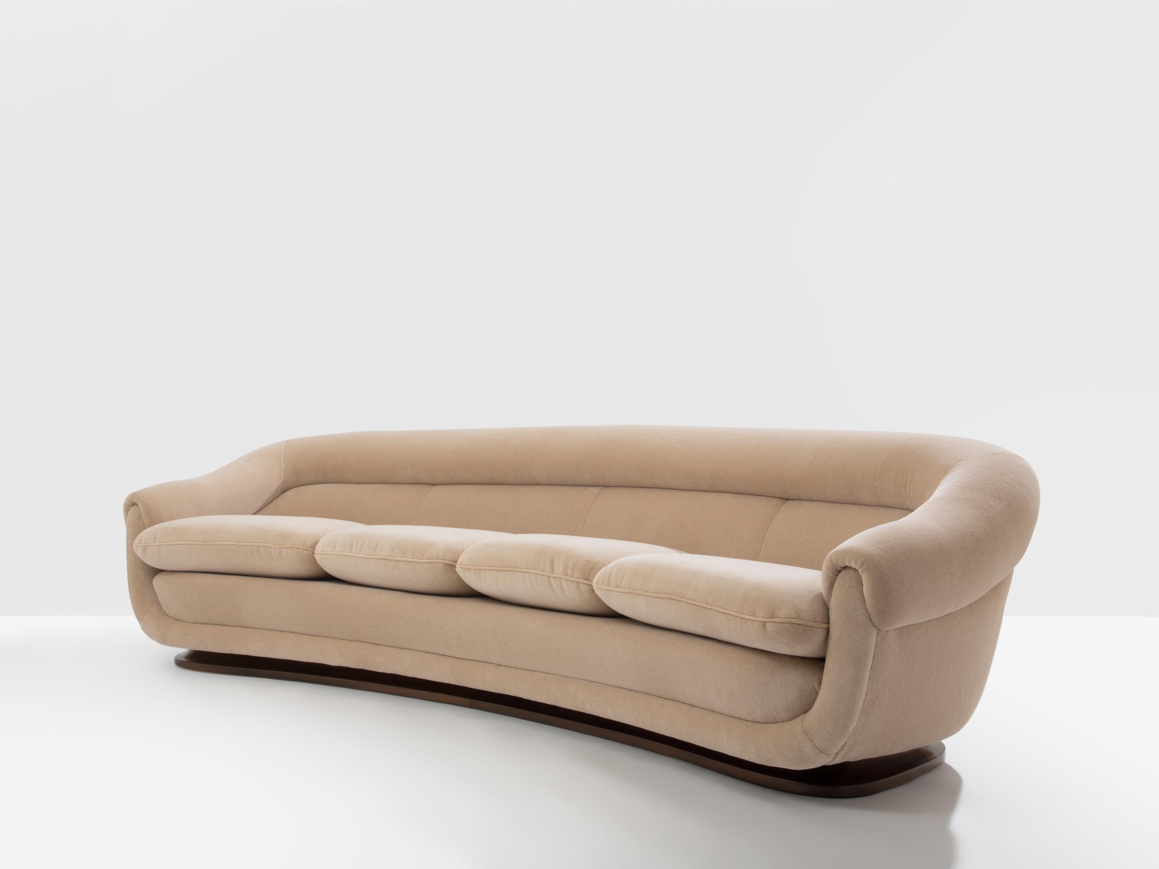 Isa Bergamo large Art Deco walnut mohair velvet sofa 1940s (Italienisch) im Angebot