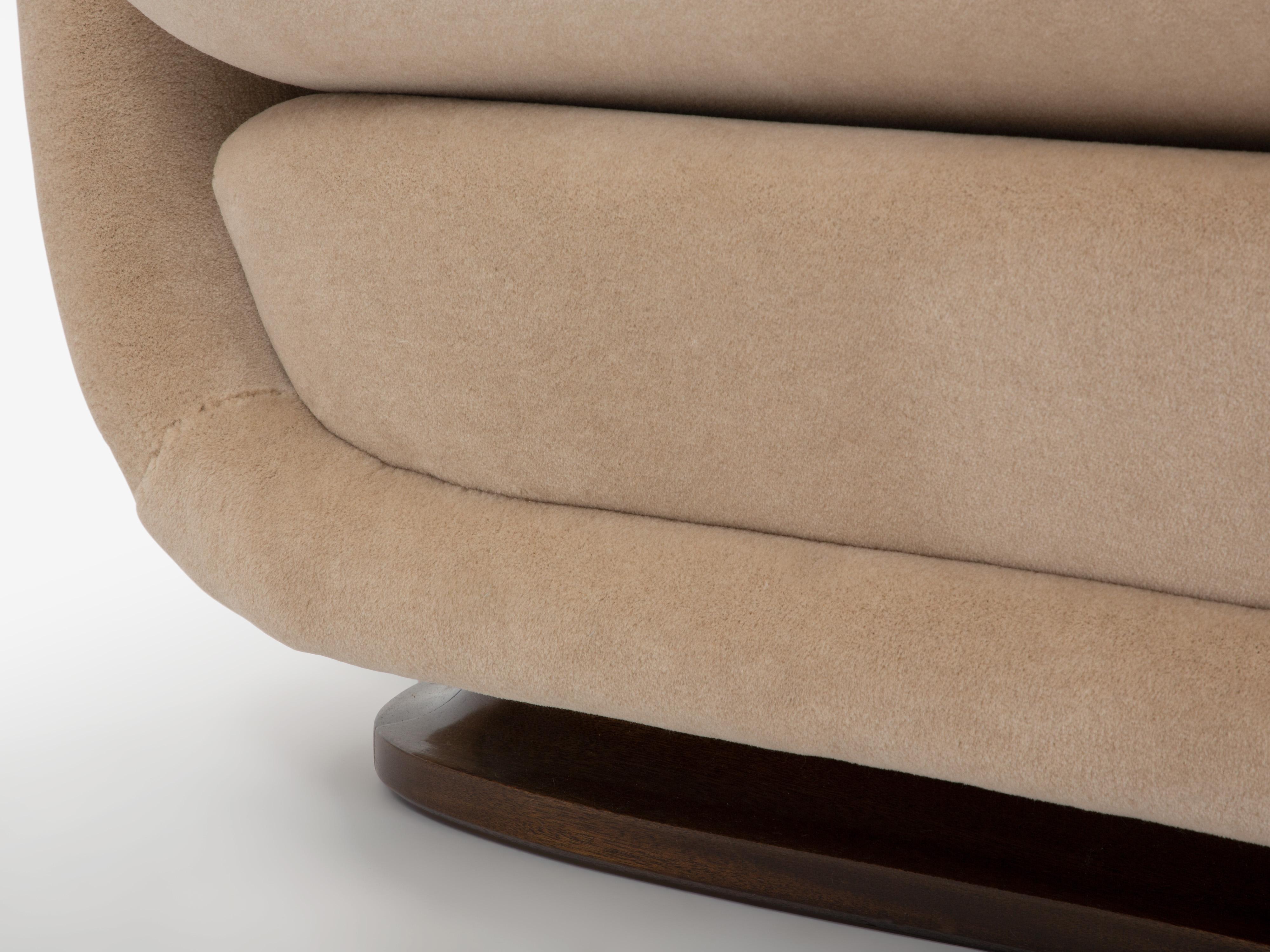 Isa Bergamo large Art Deco walnut mohair velvet sofa 1940s im Zustand „Gut“ im Angebot in Paris, IDF