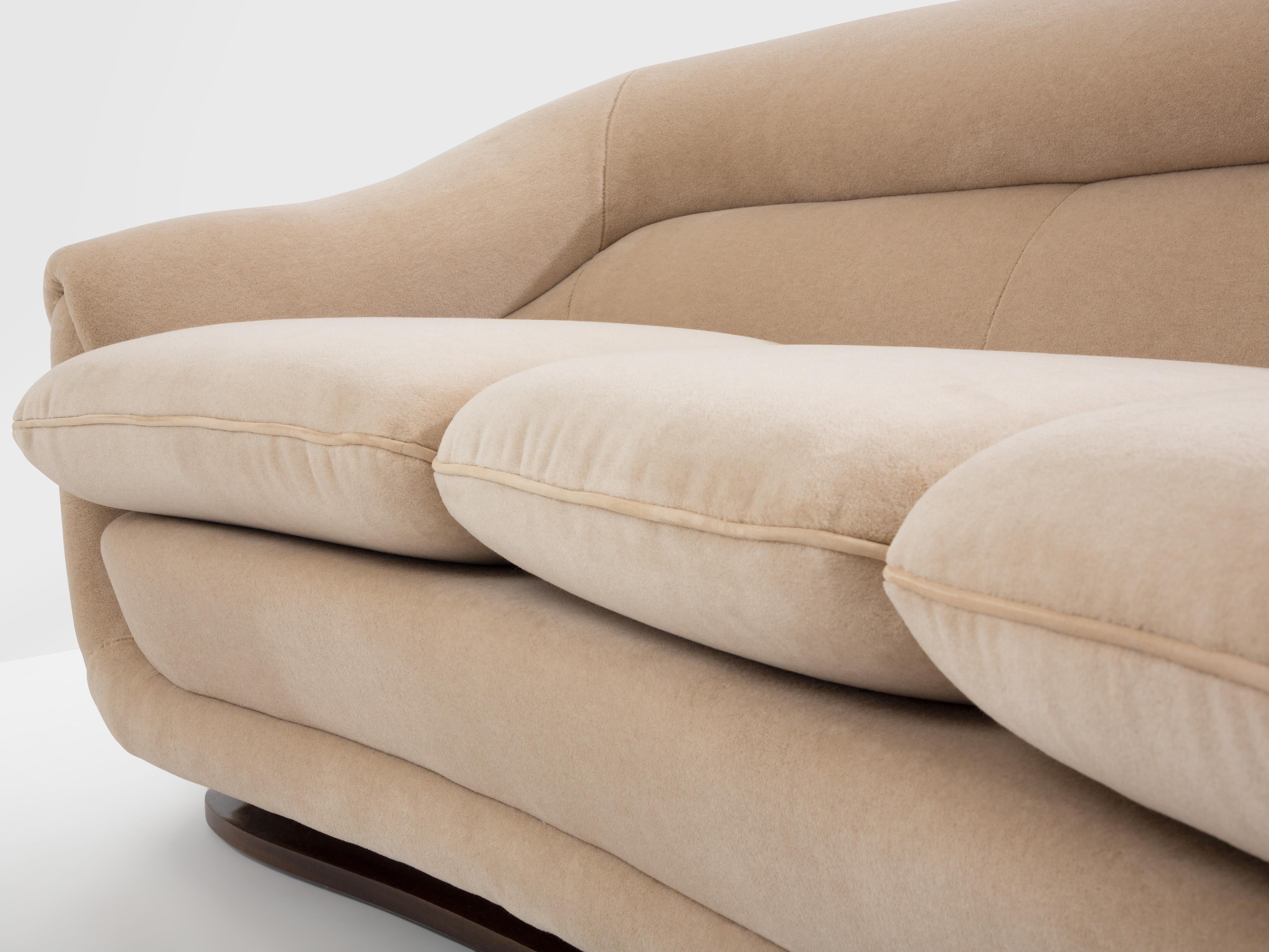 Isa Bergamo large Art Deco walnut mohair velvet sofa 1940s (Mitte des 20. Jahrhunderts) im Angebot