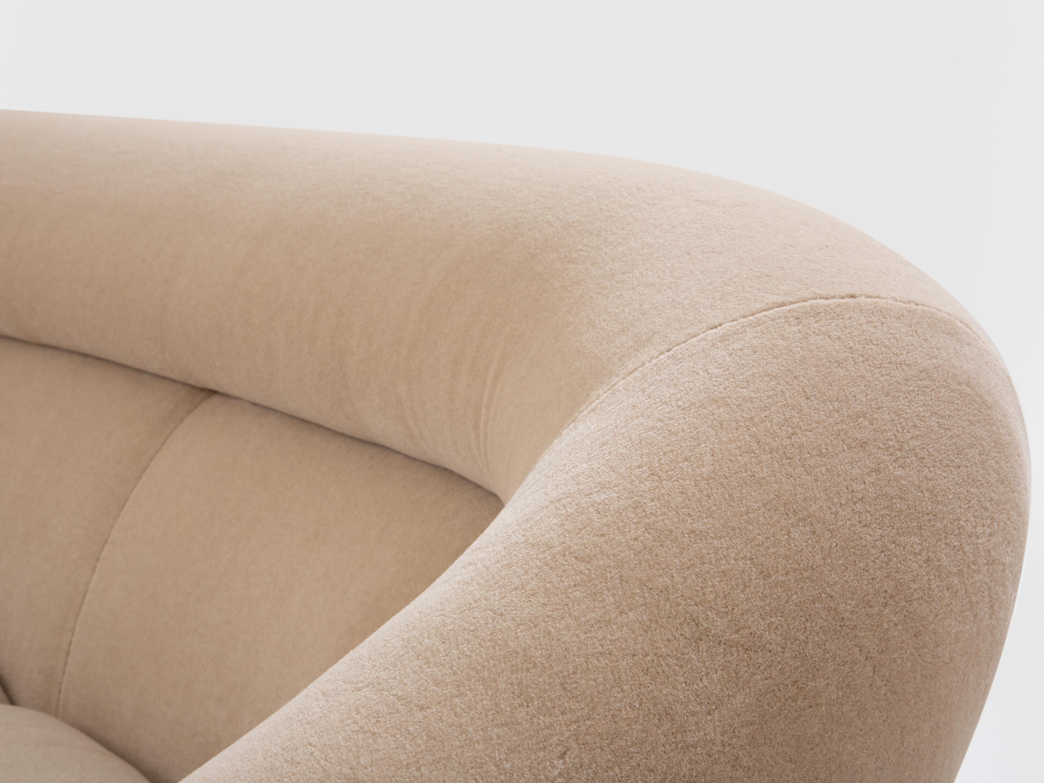 Isa Bergamo large Art Deco walnut mohair velvet sofa 1940s (Samt) im Angebot