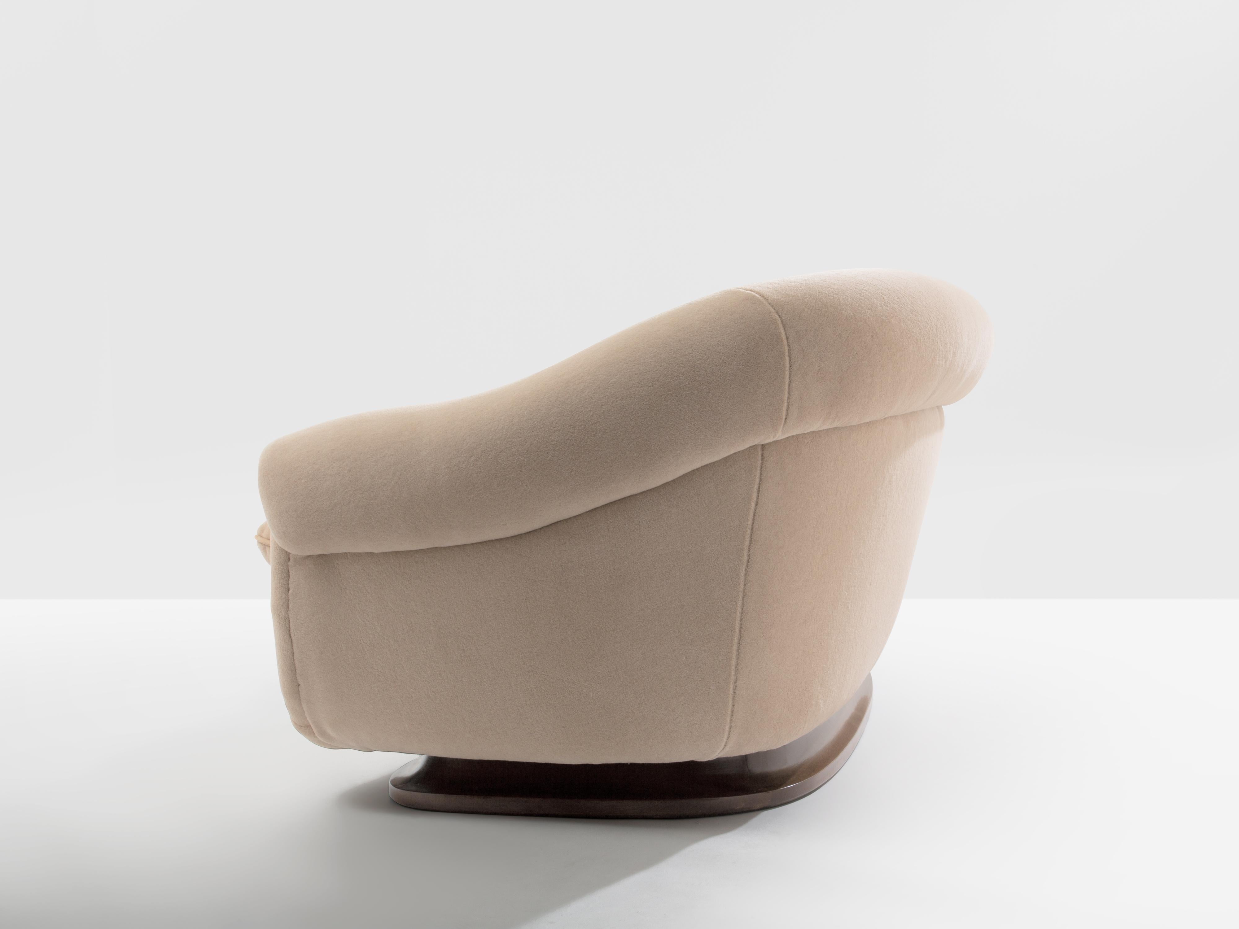 Isa Bergamo large Art Deco walnut mohair velvet sofa 1940s im Angebot 1