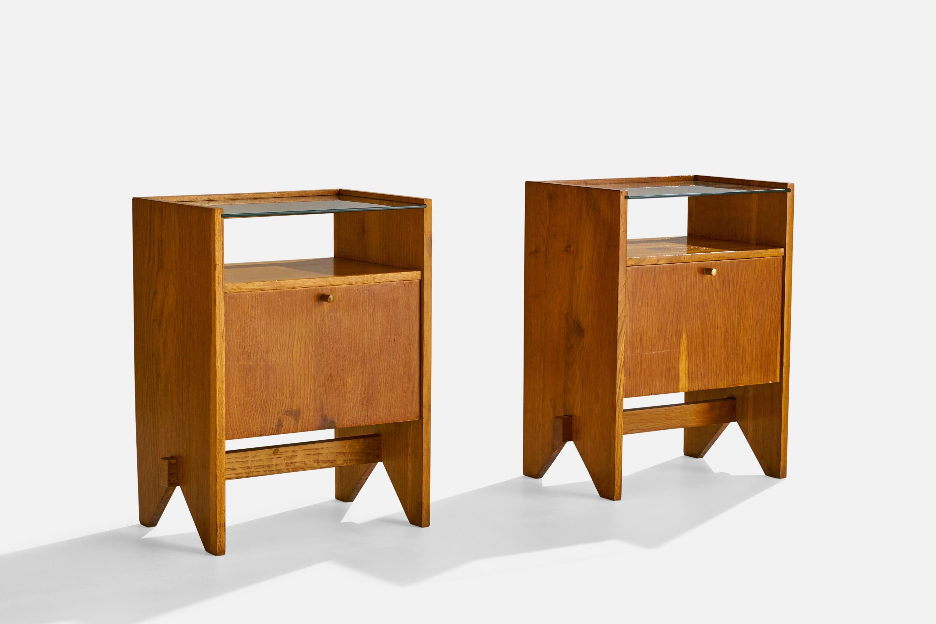 Paire de tables de nuit en bois, verre et laiton, conçues et produites par Design/One, Italie, vers les années 1950.