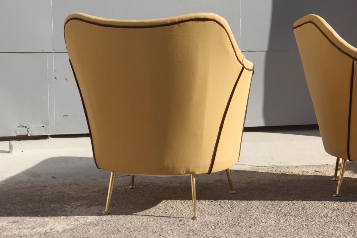 Paire de fauteuils ISA Bergamo de design italien mi-siècle moderne avec pieds en laiton marron en vente 8