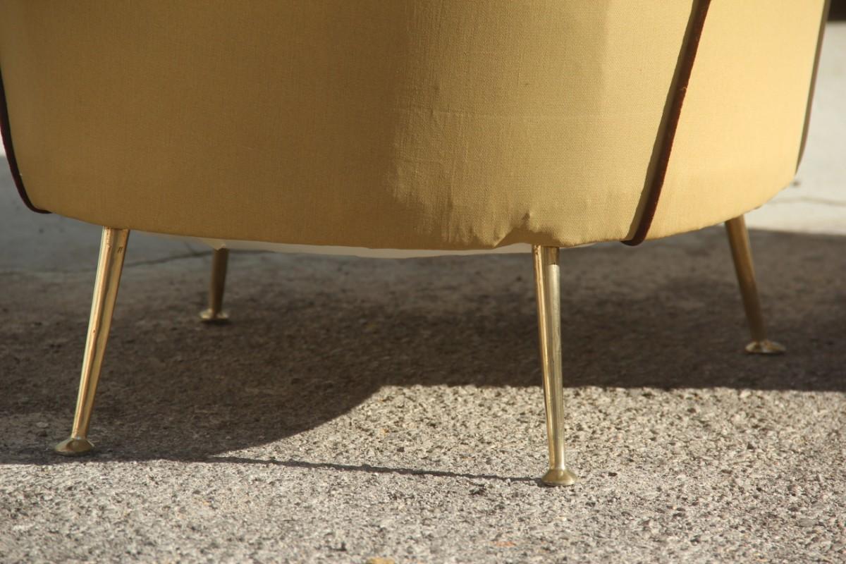 Paire de fauteuils ISA Bergamo de design italien mi-siècle moderne avec pieds en laiton marron en vente 9