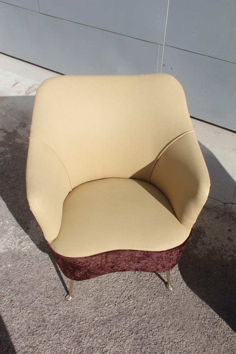 Milieu du XXe siècle Paire de fauteuils ISA Bergamo de design italien mi-siècle moderne avec pieds en laiton marron en vente