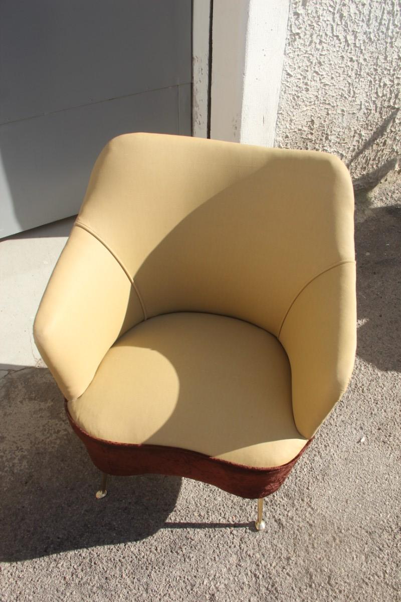 Laiton Paire de fauteuils ISA Bergamo de design italien mi-siècle moderne avec pieds en laiton marron en vente