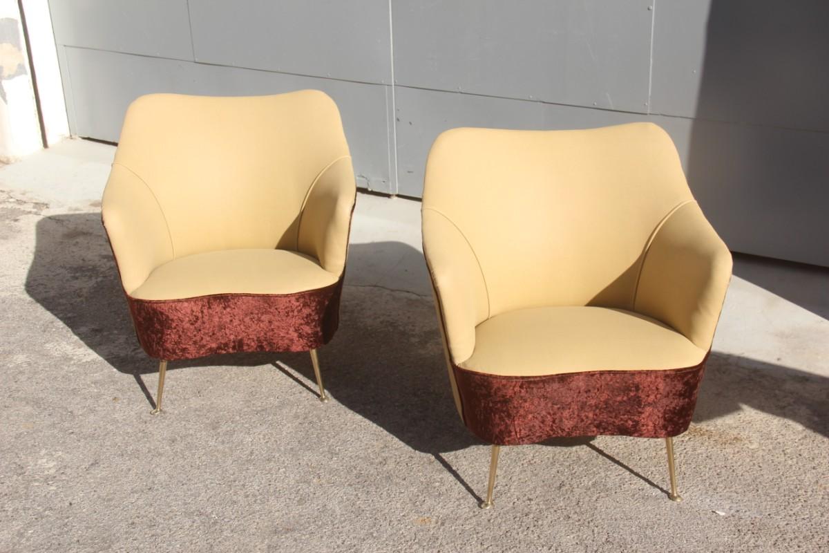 Paire de fauteuils ISA Bergamo de design italien mi-siècle moderne avec pieds en laiton marron en vente 1