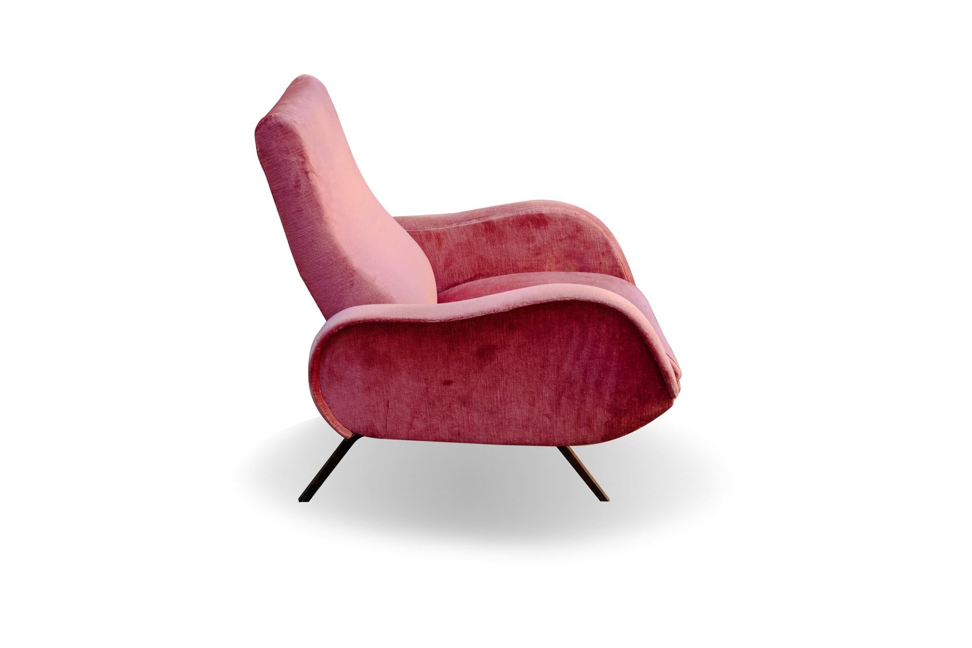 ISA Bergamo pink velvet Mid-Century Modeern lounge chair,
Original lounge chair from the 1950s, produced in Italy by ISA Bergamo .With which the best and most famous for the iconic Italian design collaborated in the manner of Gio Ponti , Ico Parisi