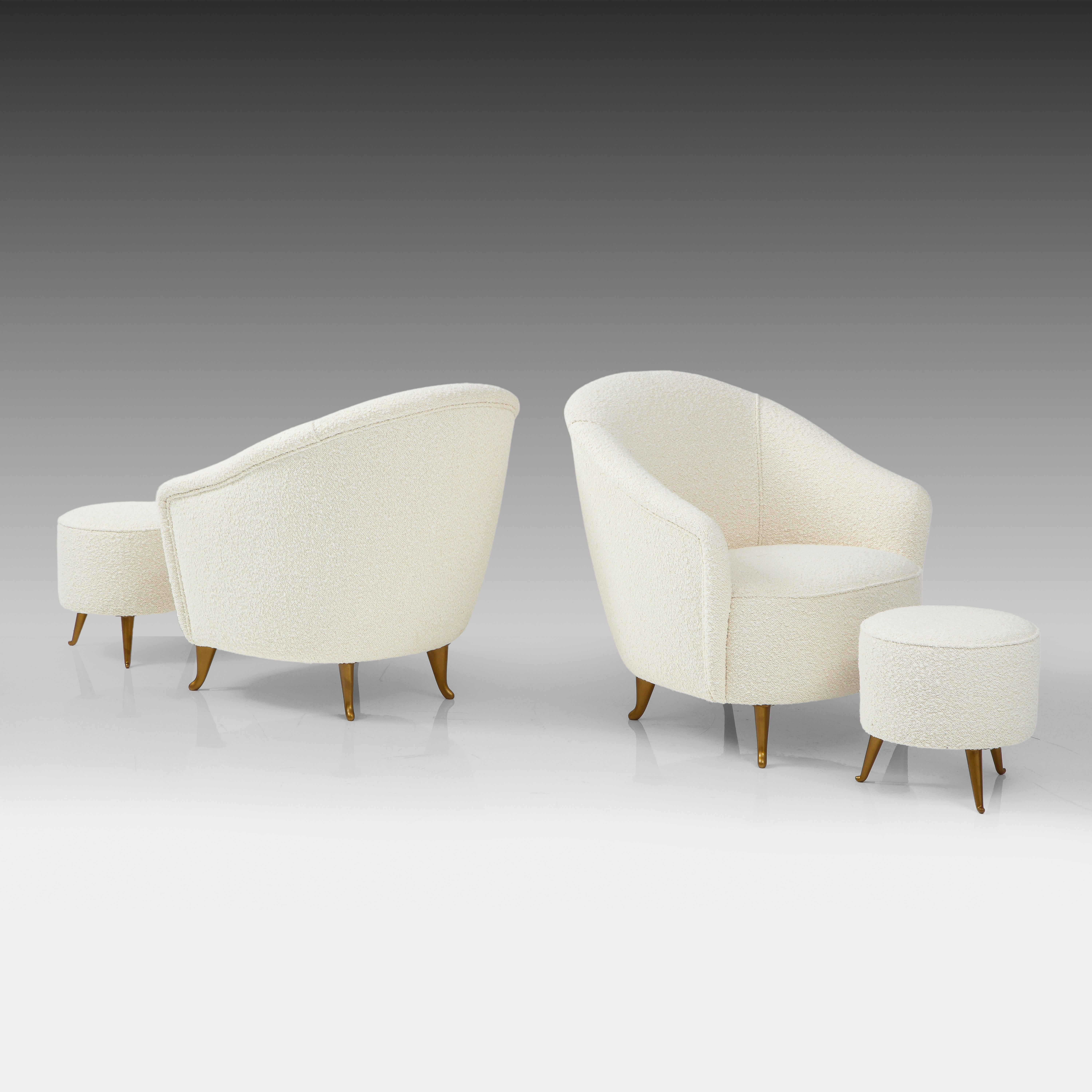 ISA Bergamo rare pair of exquisite armchairs or lounge chairs in white or ivory bouclé with gilt metal legs and matching ottomans, Italy, 1950s. This elegant armchair model exhibits a classical form consisting of gently curved back and beautiful