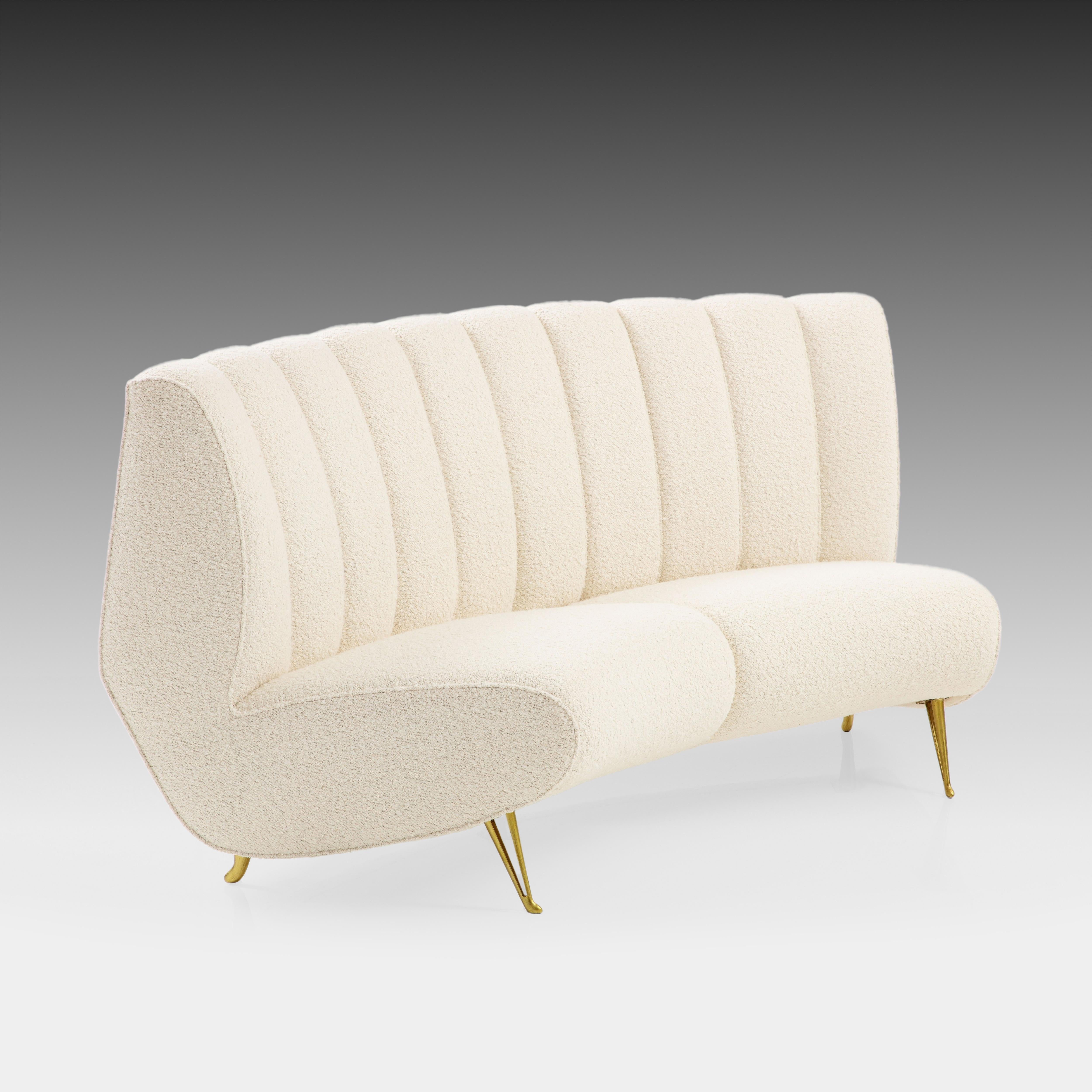 ISA Bergamo - Rare ensemble de canapé courbe et paire de chaises longues en bouclé ivoire Bon état - En vente à New York, NY