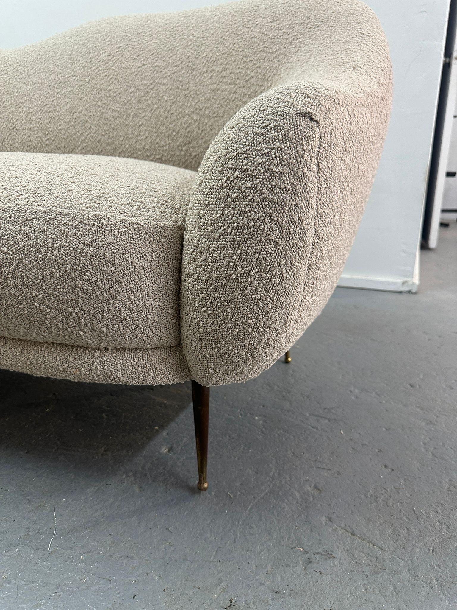 Exquisément retapissé en tissu bouclé neutre, ce magnifique canapé ISA Bergamo aux courbes et détails sexy témoigne de l'élégance et du style du mobilier italien des années 1950.  Il s'agit d'une véritable prouesse !  Une paire de chaises assorties
