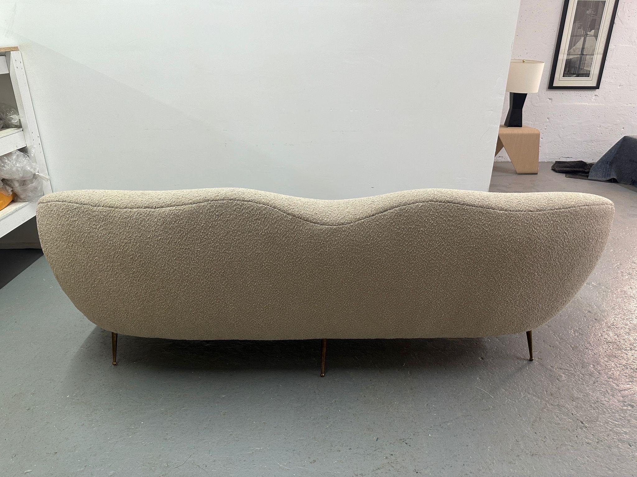 Milieu du XXe siècle Canapé sculpté ISA Bergamo, Italie, années 1950 en vente