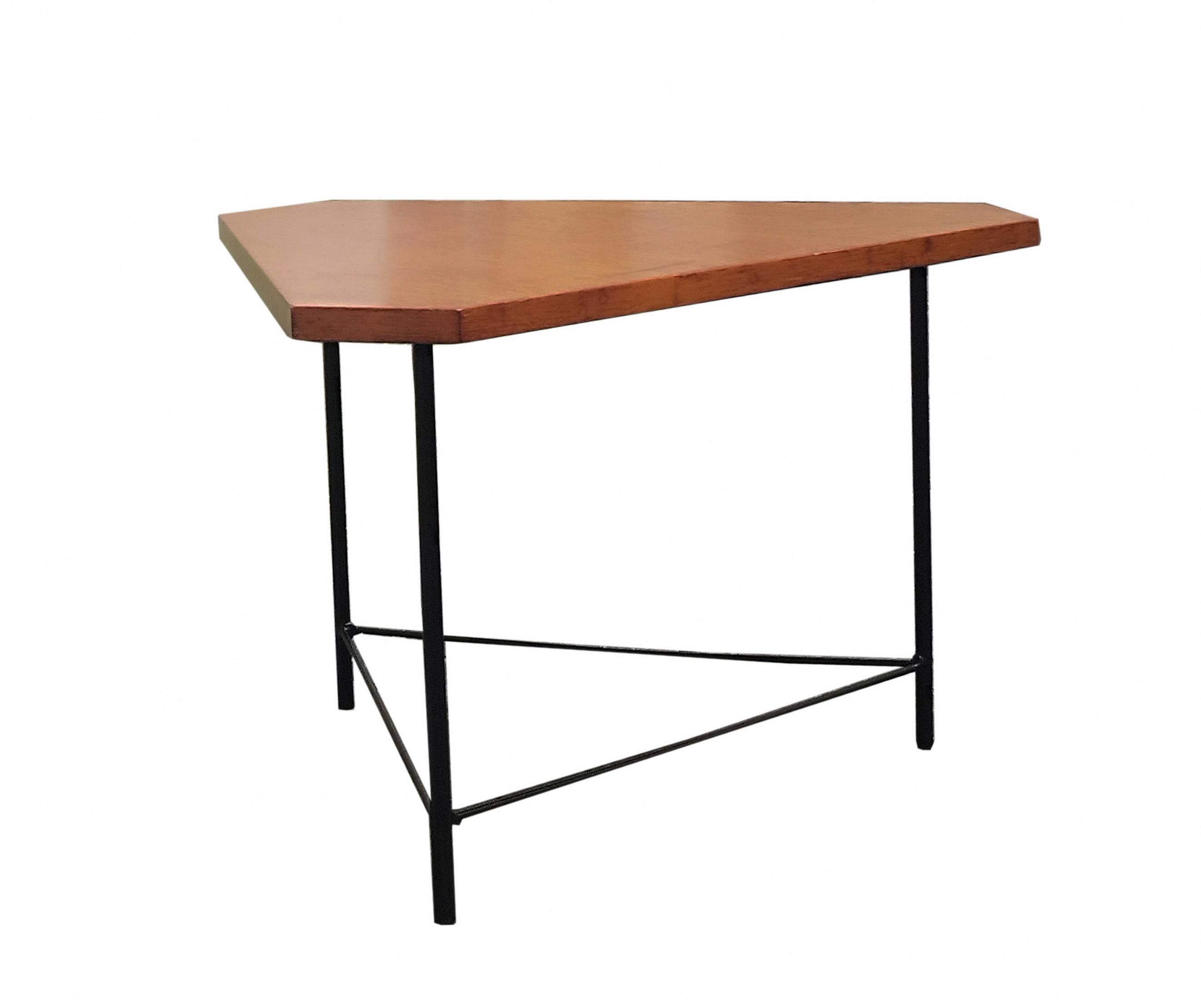 Table basse avec structure en métal laqué et plateau en bois. Étiquette originale.
Prod. ISA, Italie, vers 1950.