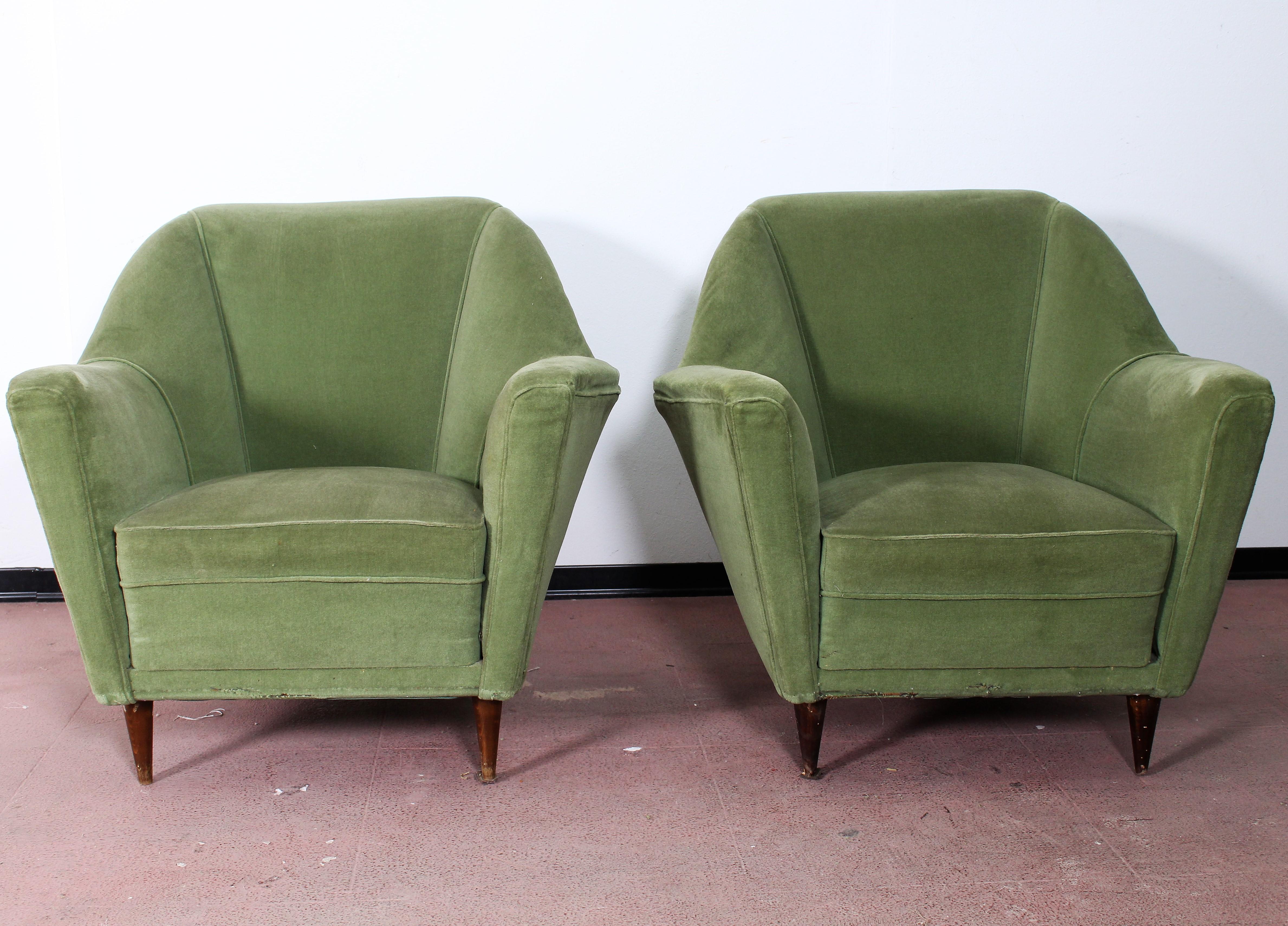 A pair of I.S.A. armchairs with a wooden structure and fabric upholstery, 1950
Shows light scratches and wear from previous use but remains in fair condition.
Wear consistent with age and use.
