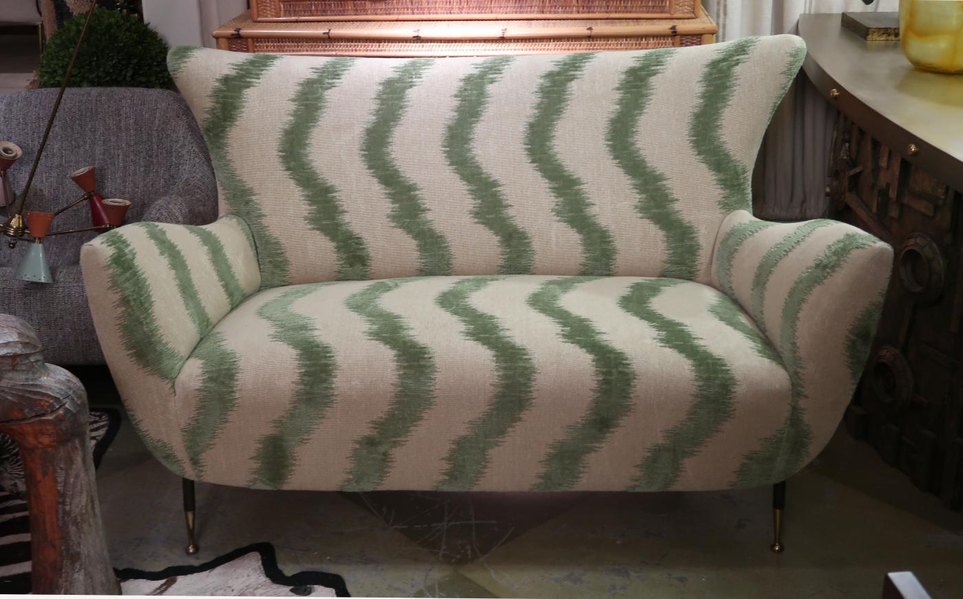 ISA of Bergamo, Iron, Brass Legs, Green Velvet & Linen Midcentury Sofa, 1950 In Good Condition For Sale In Madrid, ES