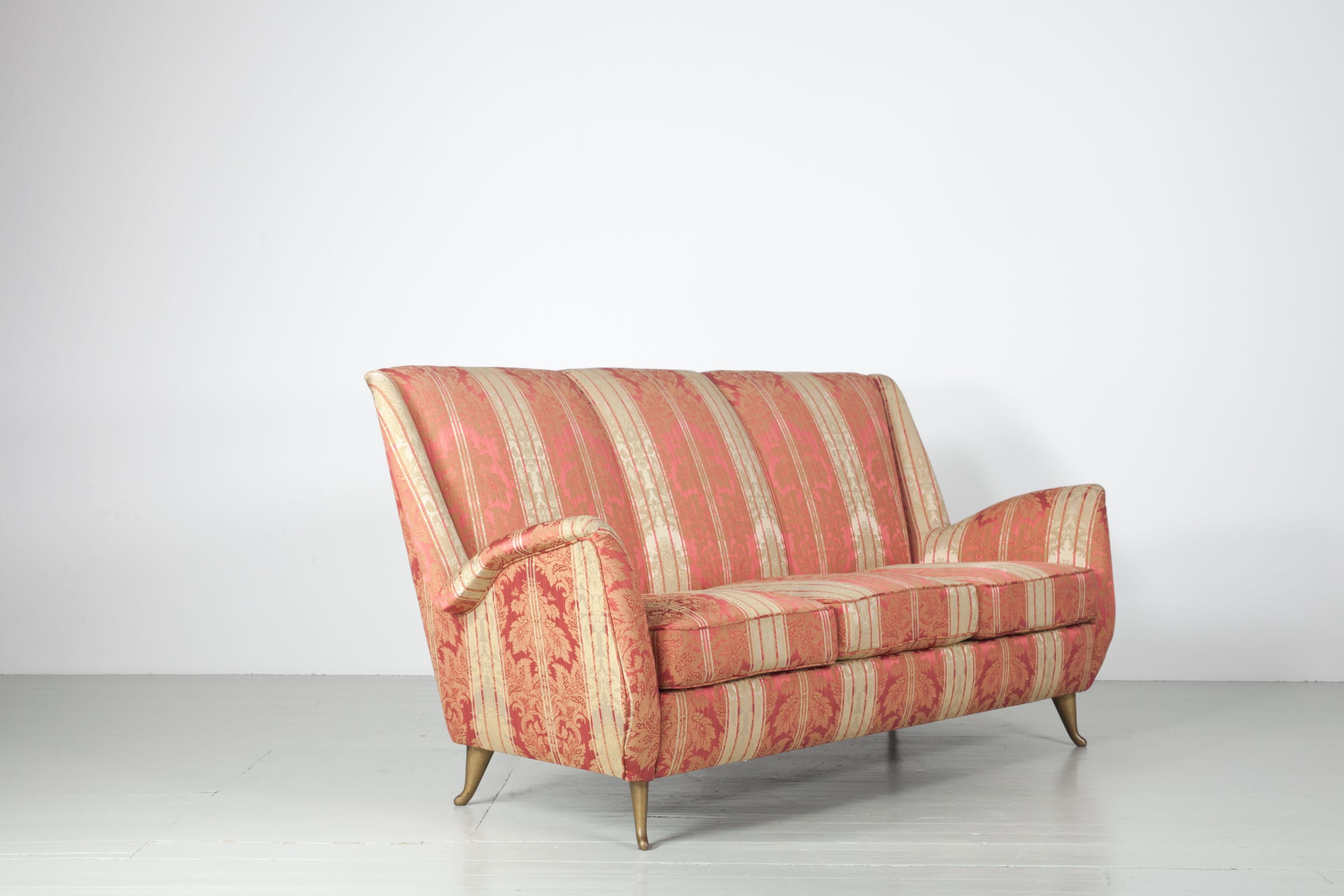Diese Sofagarnitur wurde in den 1950er Jahren vom Hersteller I.S.A. produziert. Es besteht aus zwei Sesseln und einem Sofa, die sich alle in einem außergewöhnlich guten Originalzustand befinden. Die besonders originelle Polsterung mit schimmernden