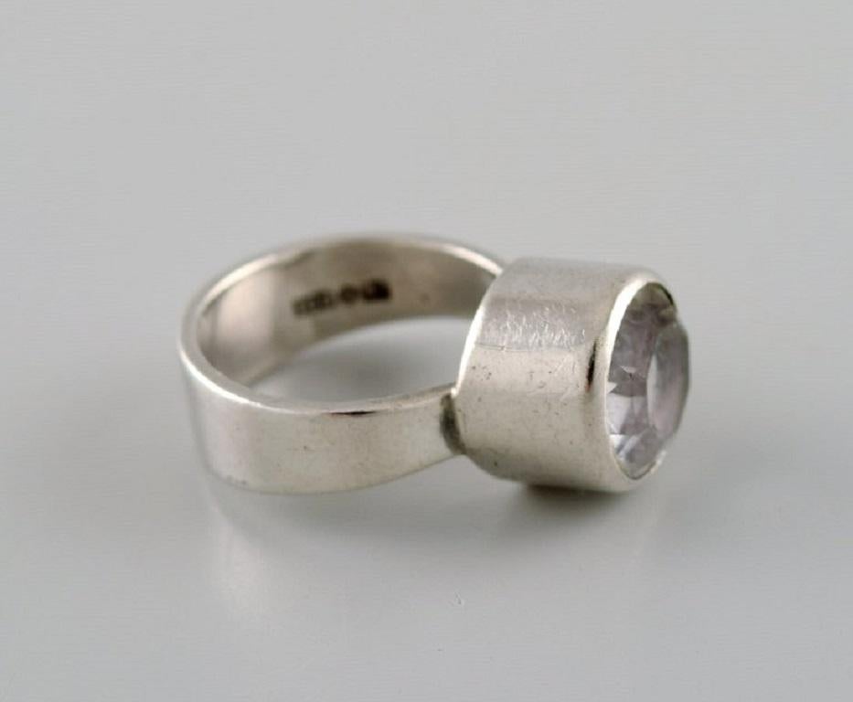 Isaac Cohen, Swedish designer. Vintage ring in sterling silver adorned with mountain crystal. Dated 1966.
Diameter: 15 mm.
US size: 4.25.
In excellent condition.
Stamped.
We can change the size for a fee (50 USD) per ring in most cases.