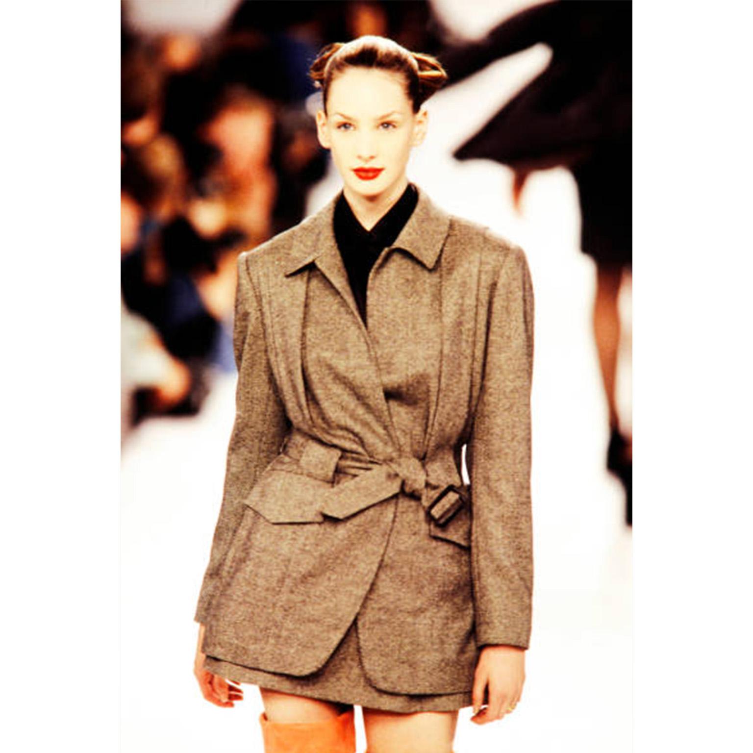 Nous adorons les pièces vintage d'Isaac Mizrahi et cette veste ceinturée à micro carreaux en laine luxueuse est une pièce classique qui rehaussera n'importe quelle garde-robe cet automne et cet hiver. Isaac Mizrahi s'enorgueillit d'être un véritable