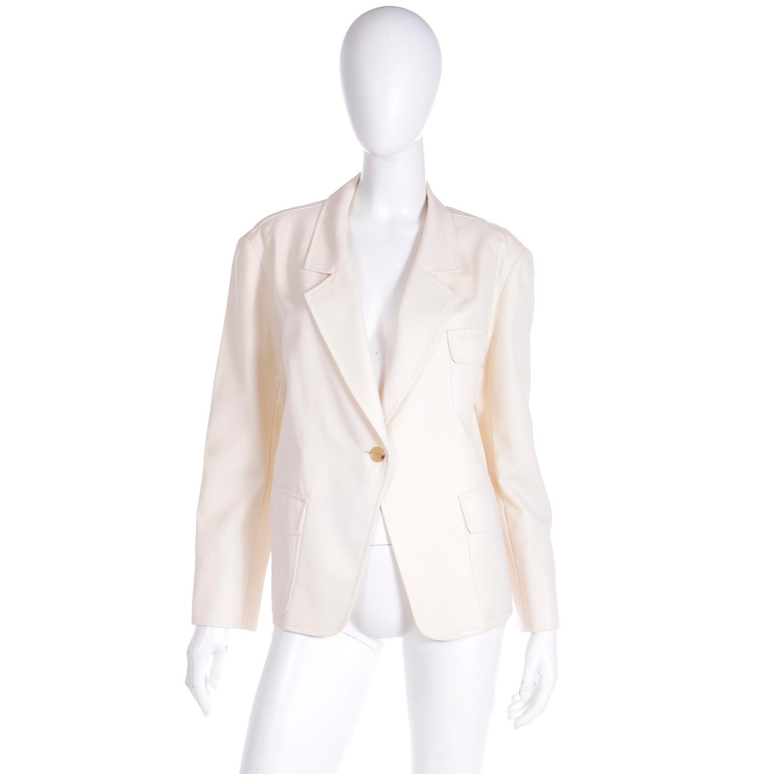 Il s'agit d'un blazer ivoire surdimensionné d'Isaac Mizrahi, une superbe pièce vintage ! La veste est entièrement doublée et le corps est en tissu crème 100 % laine. La veste se ferme sur le devant à l'aide d'un seul bouton doré. Cette veste est