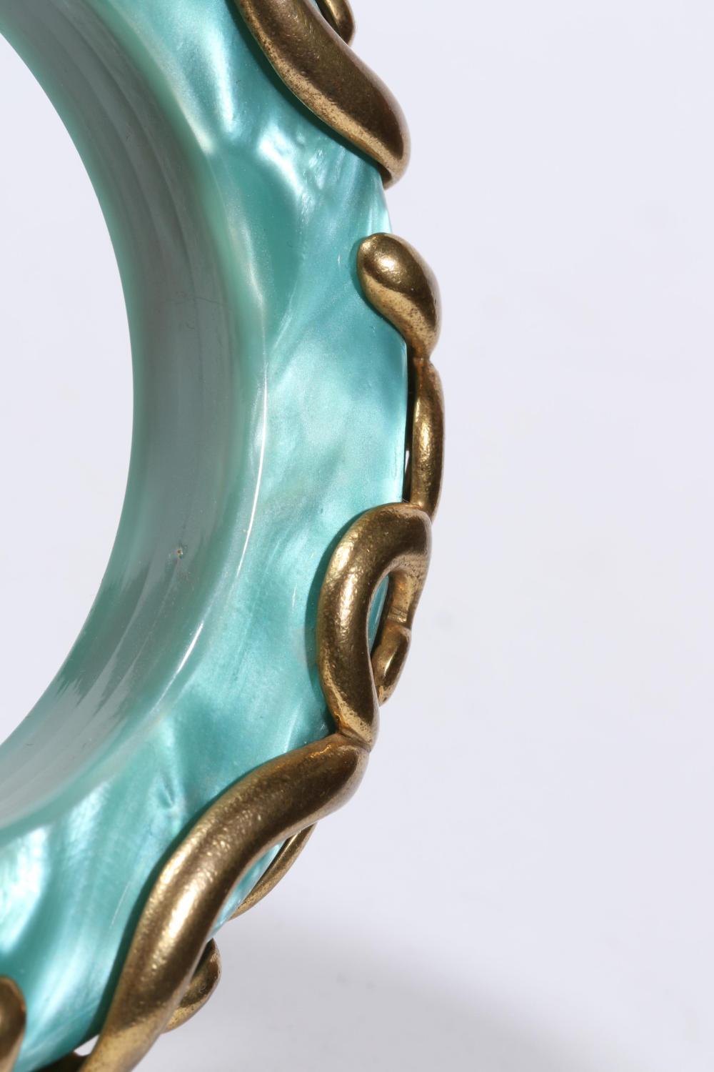 Isabel Canovas Pulsera brazalete nacarada azul caribe con espiral dorada aplicada Contemporáneo en venta