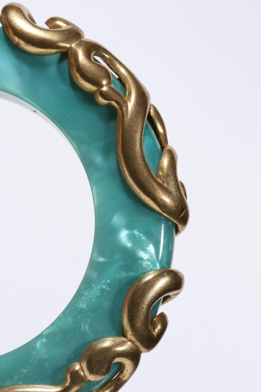 Isabel Canovas Pulsera brazalete nacarada azul caribe con espiral dorada aplicada en Excelente estado para la venta en New York, NY