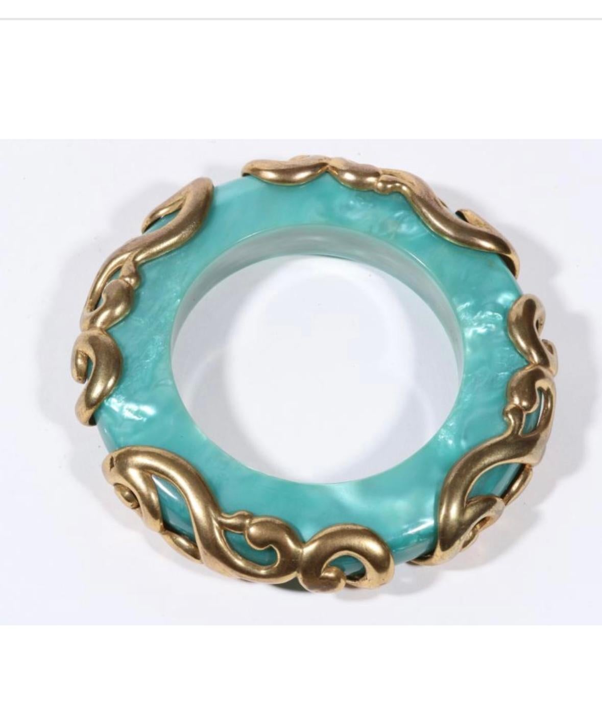 Isabel Canovas Pulsera brazalete nacarada azul caribe con espiral dorada aplicada en venta 1