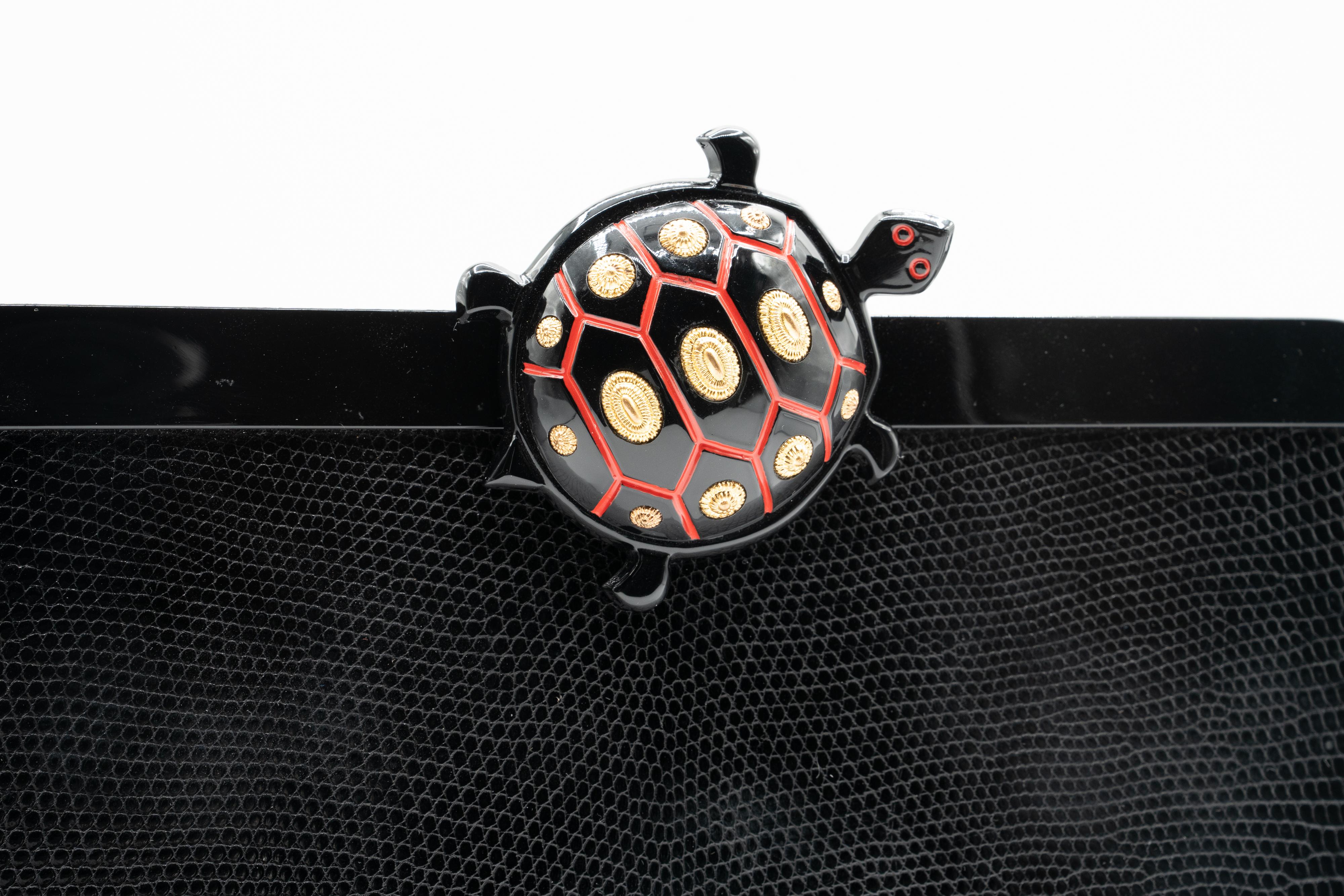 Isabel Canovas Schwarze Eidechse-Clutch mit Schildkrötenverschluss für Damen oder Herren im Angebot