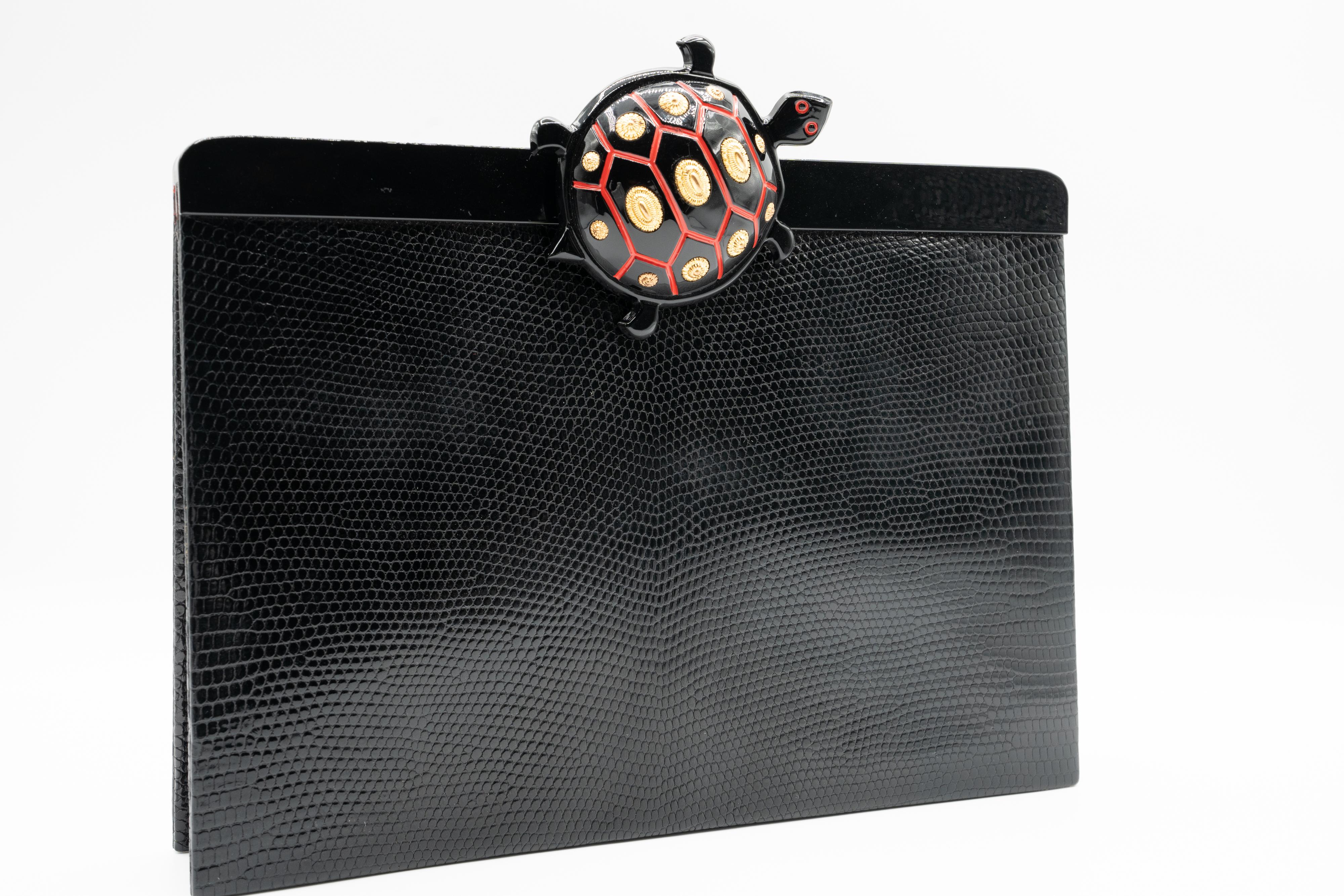 Isabel Canovas Schwarze Eidechse-Clutch mit Schildkrötenverschluss im Angebot 3