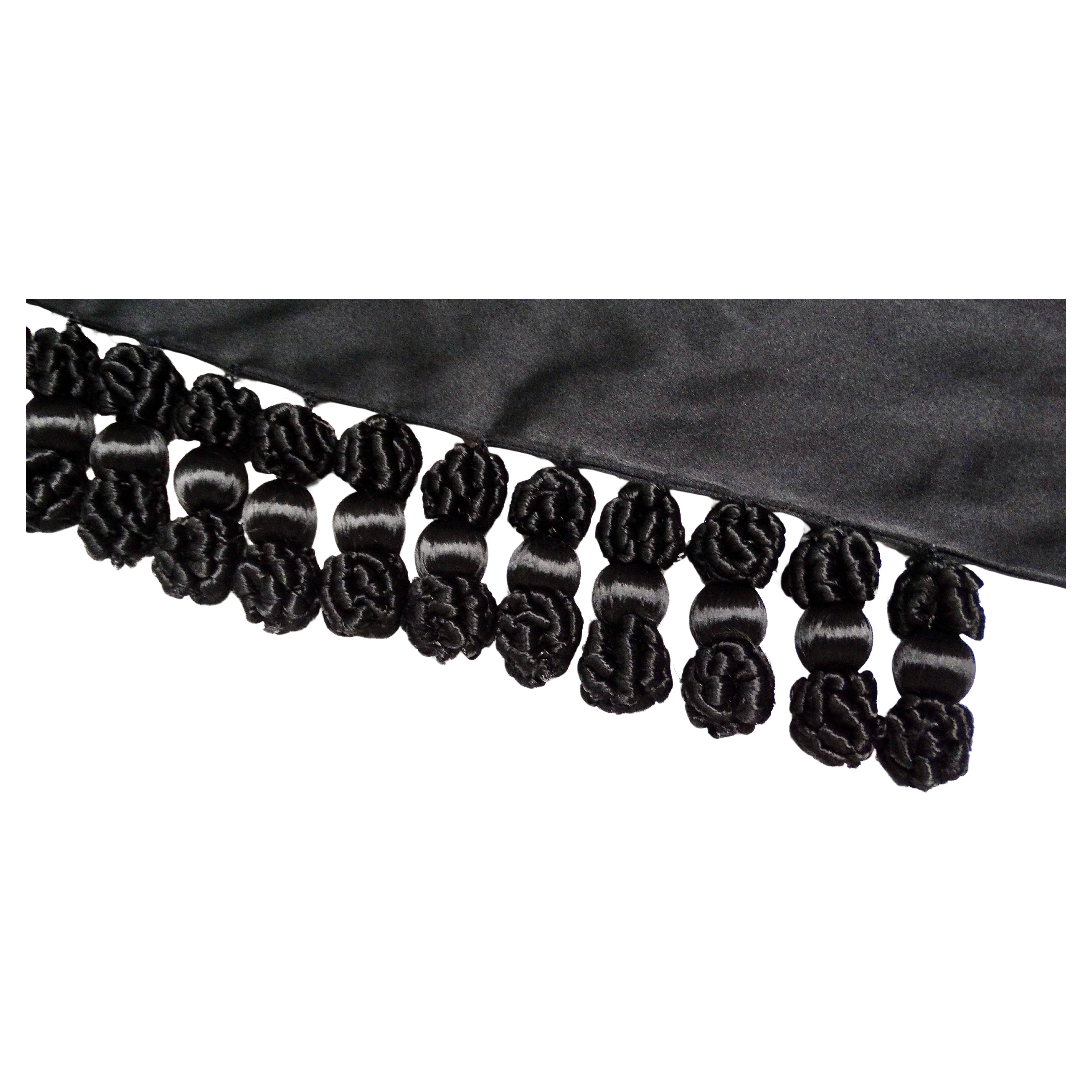 I guanti lunghi con nappe in seta nera di Isabel Canovas, risalenti agli anni '90, incarnano l'eleganza vintage e il glamour sofisticato. Realizzati in lussuosa seta nera, questi guanti lunghi fino al gomito emanano un fascino e una raffinatezza