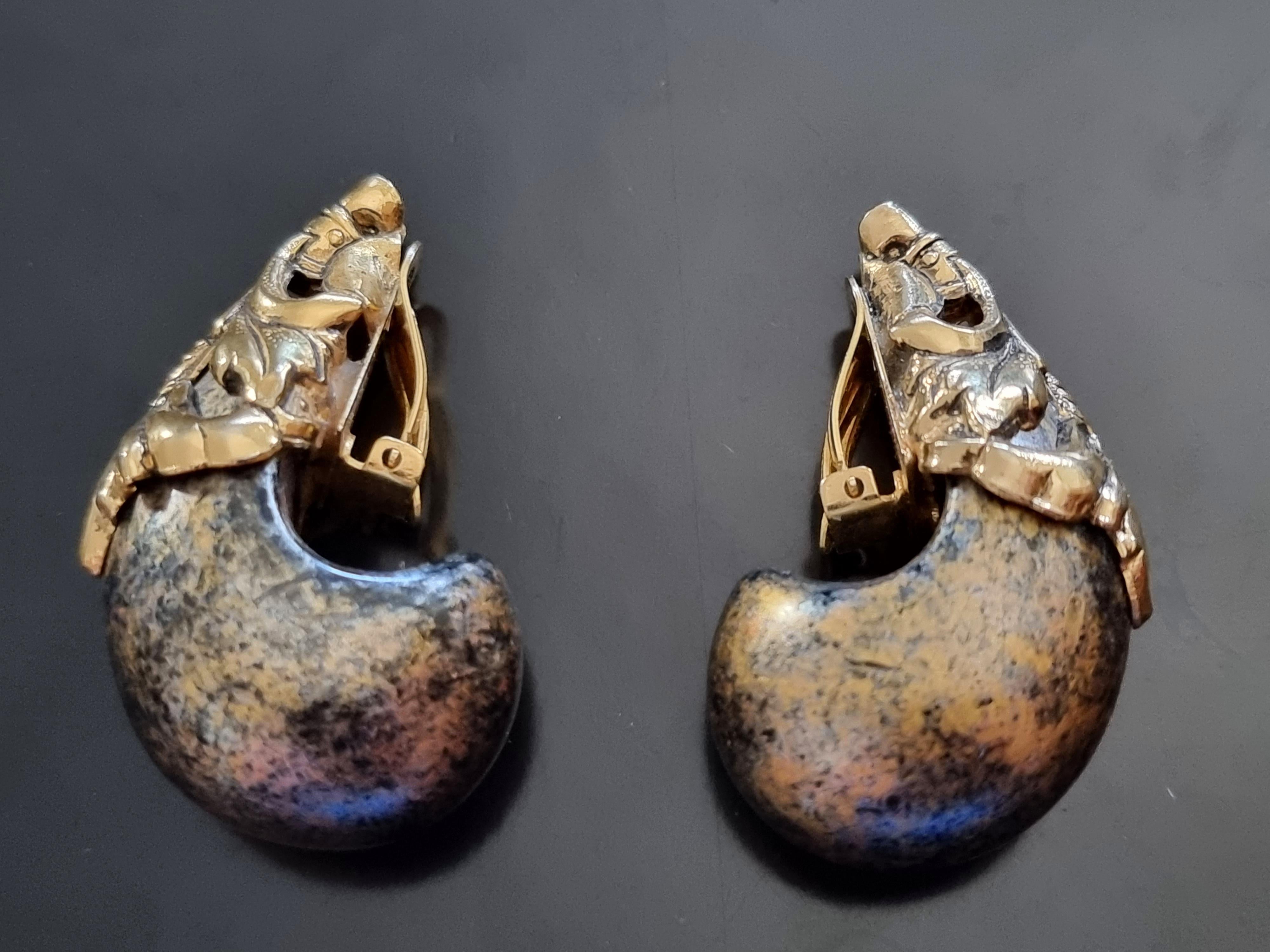 Large Clip-on Earrings,
80s vintage,
by high-end French designer Isabel Canovas,
very good quality,
size 5 x 3 cm, weight 1 x 18 g,
very good state.

Isabel CANOVAS was born in 1945 in Paris.
Isabel was exposed to Haute Couture from an early age.