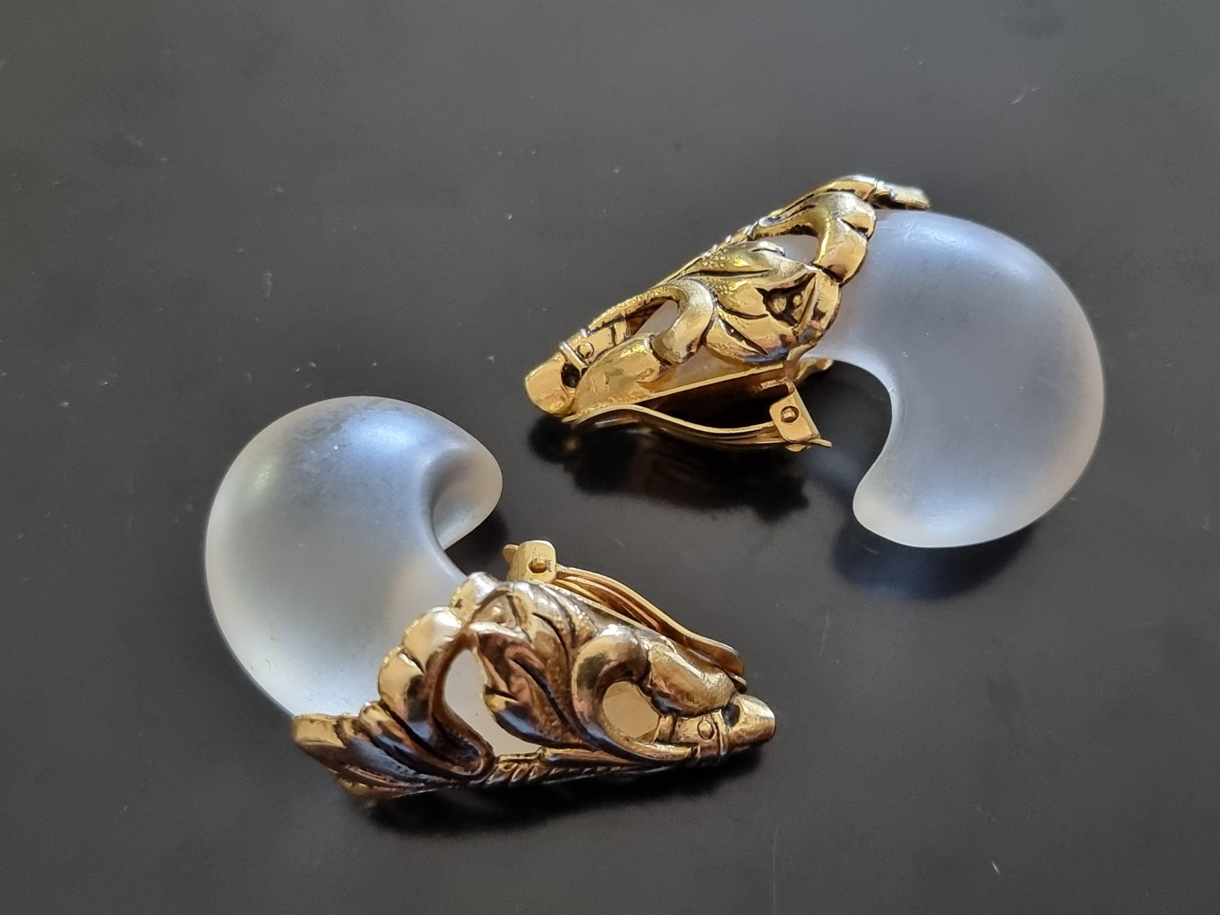 Large Clip-on Earrings,
80s vintage,
by high-end French designer Isabel Canovas,
very good quality,
size 5 x 3 cm, weight 1 x 18 g,
very good state.

Isabel CANOVAS was born in 1945 in Paris.
Isabel was exposed to Haute Couture from an early age.
