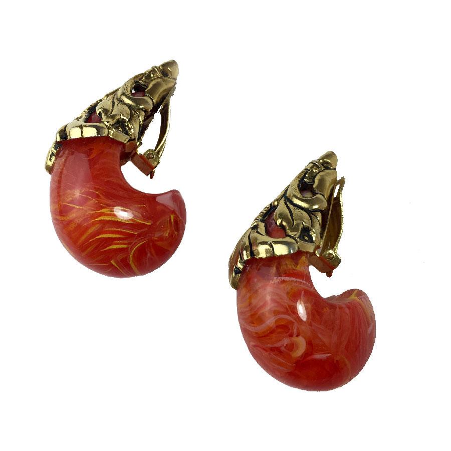 Large Isabel Canovas clip earrings in orange resin.
In very good condition.
Dimensions: Length: 6.4cm, width: 2.4cm
Delivered in a non original pouch