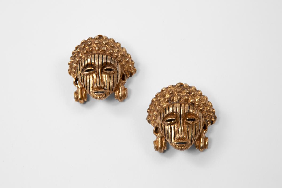 Take full advantage of the statement earrings trend with these collectible African inspired Isabel Canovas pieces. Finely carved gold-tone metal, the earrings fasten with comfortable clips. « YEKE » marked on the back together with Isabel Canovas