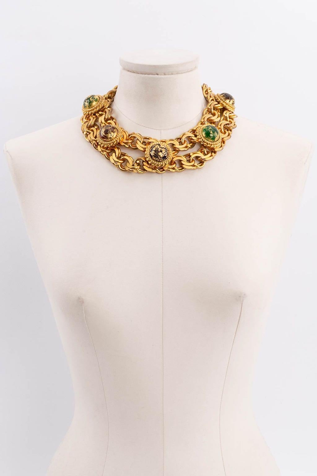 Isabel Canovas -Double chain short necklace in gold metal decorated with glass paste cabochons.

Additional information: 
Dimensions: Length: 40 cm - Width: 4 cm
Condition: Very good condition
Seller Ref number: BC110