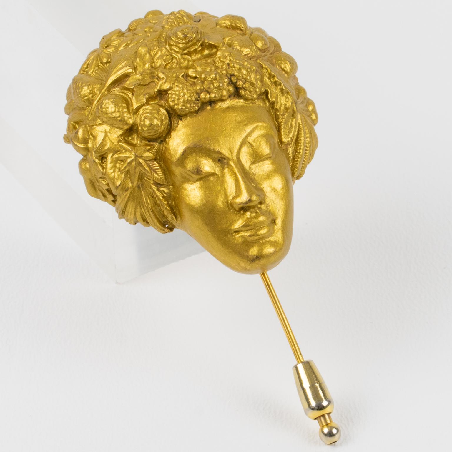 Isabel Canovas, Paris, schuf diese wunderschöne Brosche aus vergoldeter Bronze. Sie hat eine Gesichtsmaske mit Schnitzereien und raffinierten Details. Die Anstecknadel hat einen langen Steckverschluss auf der Rückseite mit der eingravierten Signatur