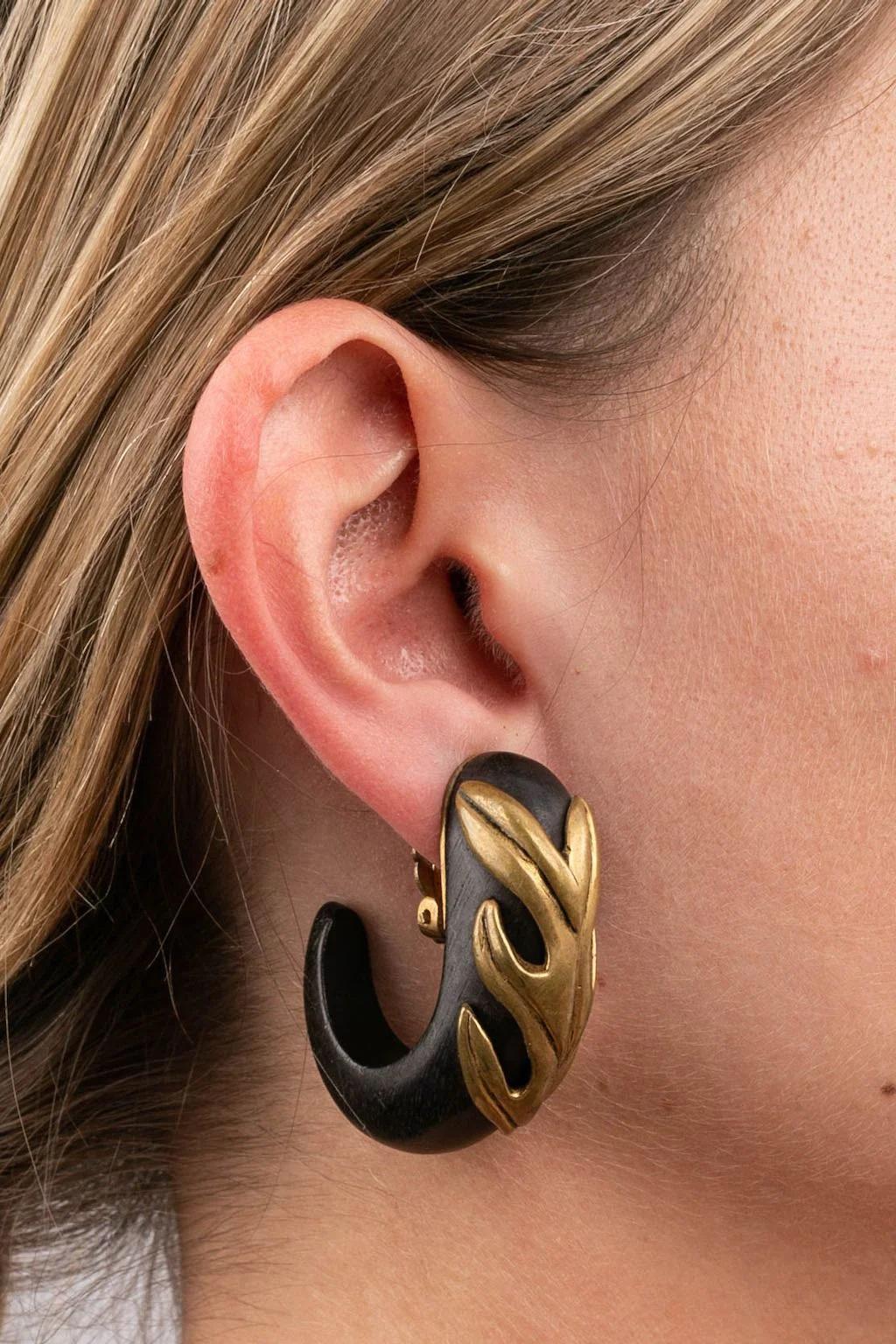 Isabel Canovas - Gilted metal and wooden clip-on earrings. Engraved signature at the back.

Additional information:
Dimensions: 5 cm (1.97