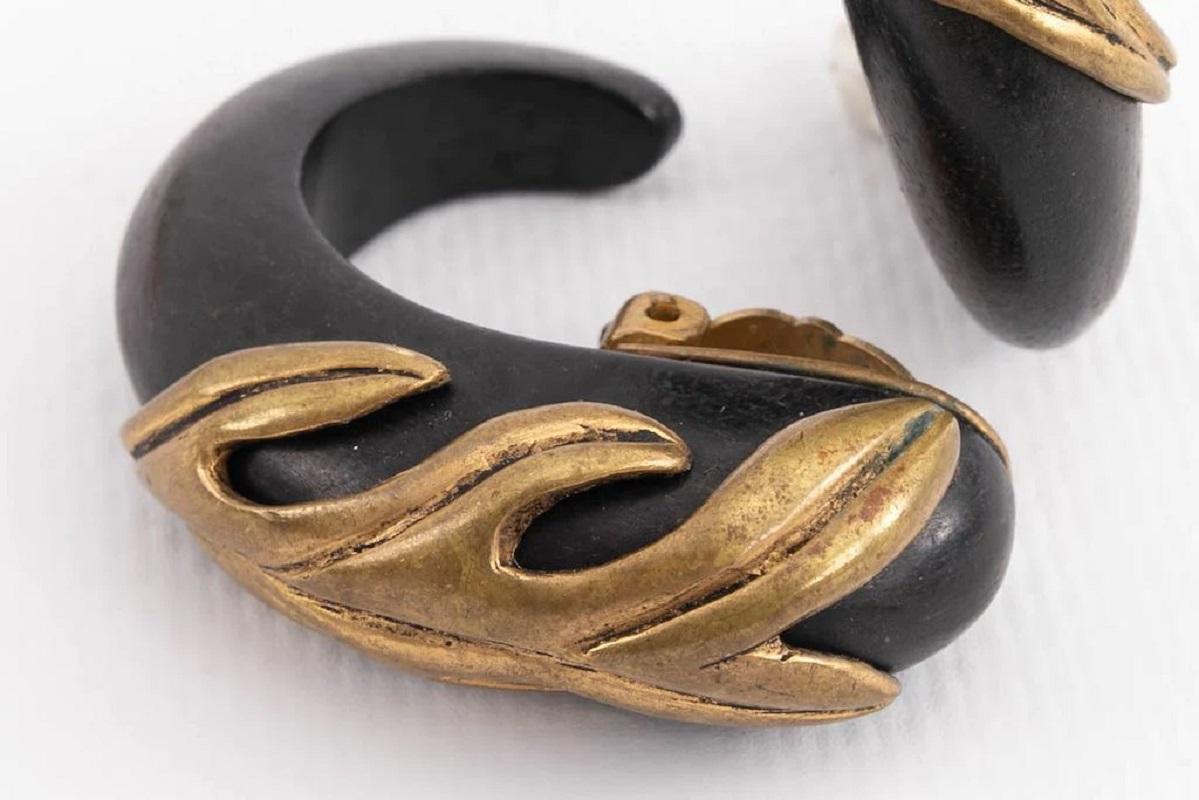 Isabel Canovas Gilted Metal and Wooden Clip-on Earrings In Good Condition In SAINT-OUEN-SUR-SEINE, FR