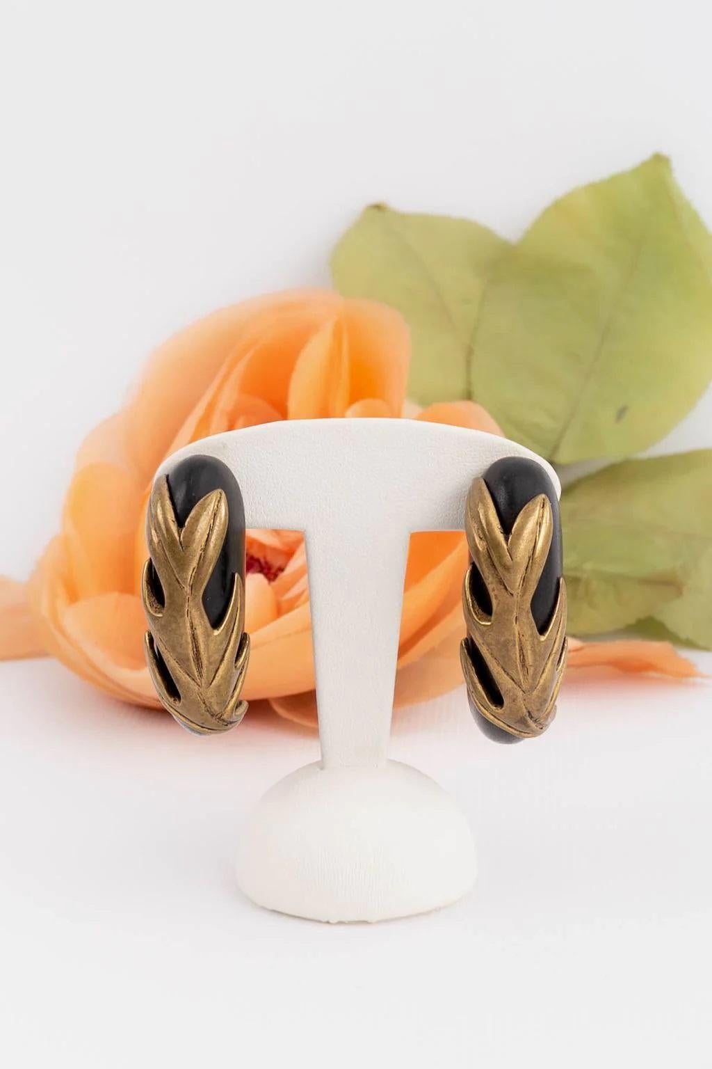 Isabel Canovas Gilted Metal and Wooden Clip-on Earrings 1