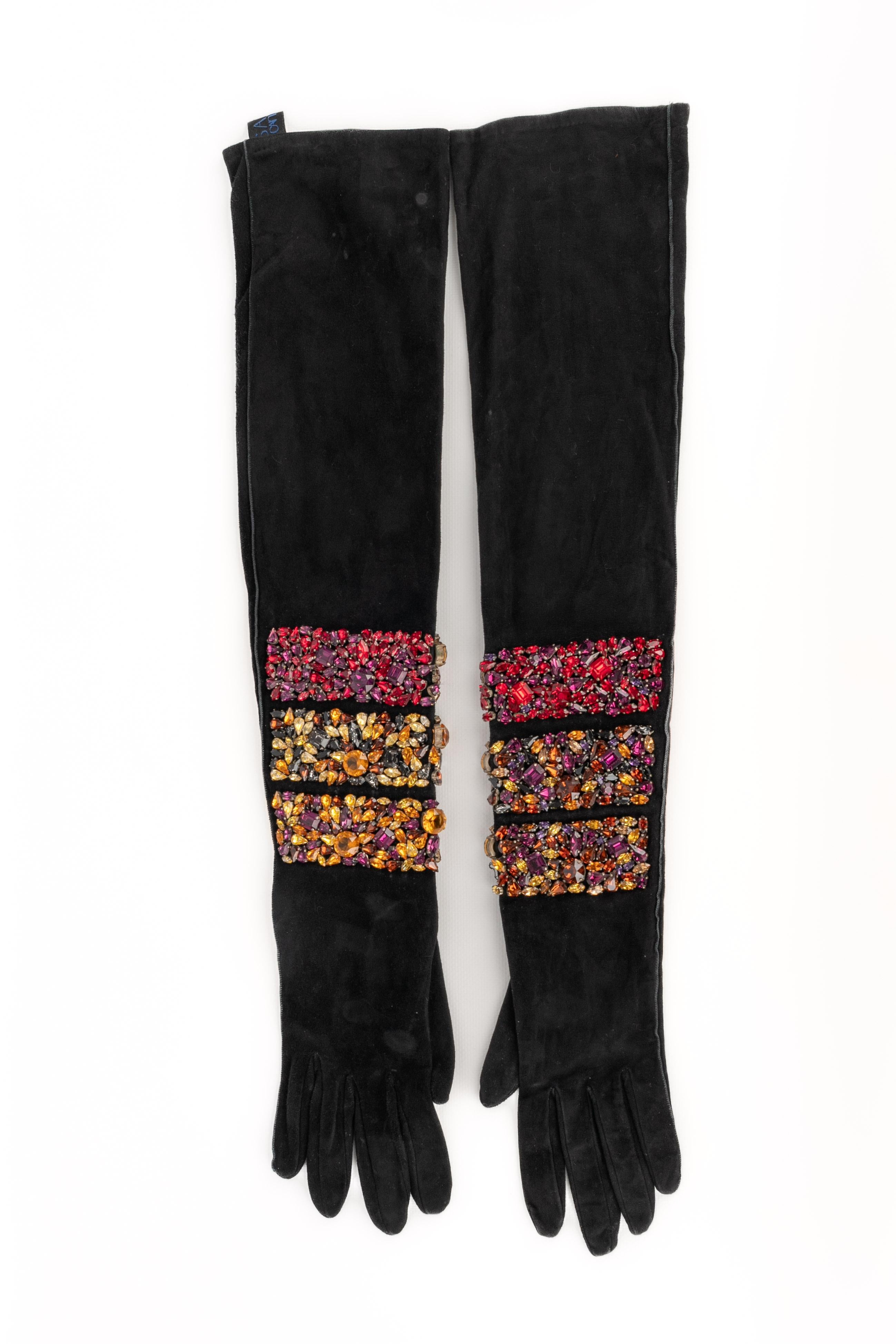 Isabel Canovas - Guanti in pelle nera cuciti all'interno con strass colorati. Non sono indicate le dimensioni.

Condizioni:
Ottime condizioni

Dimensioni:
Dimensione 7

SKU:ACC109