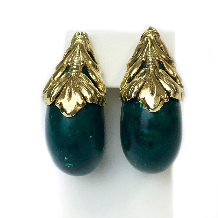 ISABEL CANOVAS Large Clip-on earrings in Gilt Metal and Malachite Green Resin im Zustand „Gut“ in Paris, FR