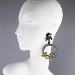 Isabel Canovas Pendientes de clip tallados en resina con forma de lagarto y abeja de la miel