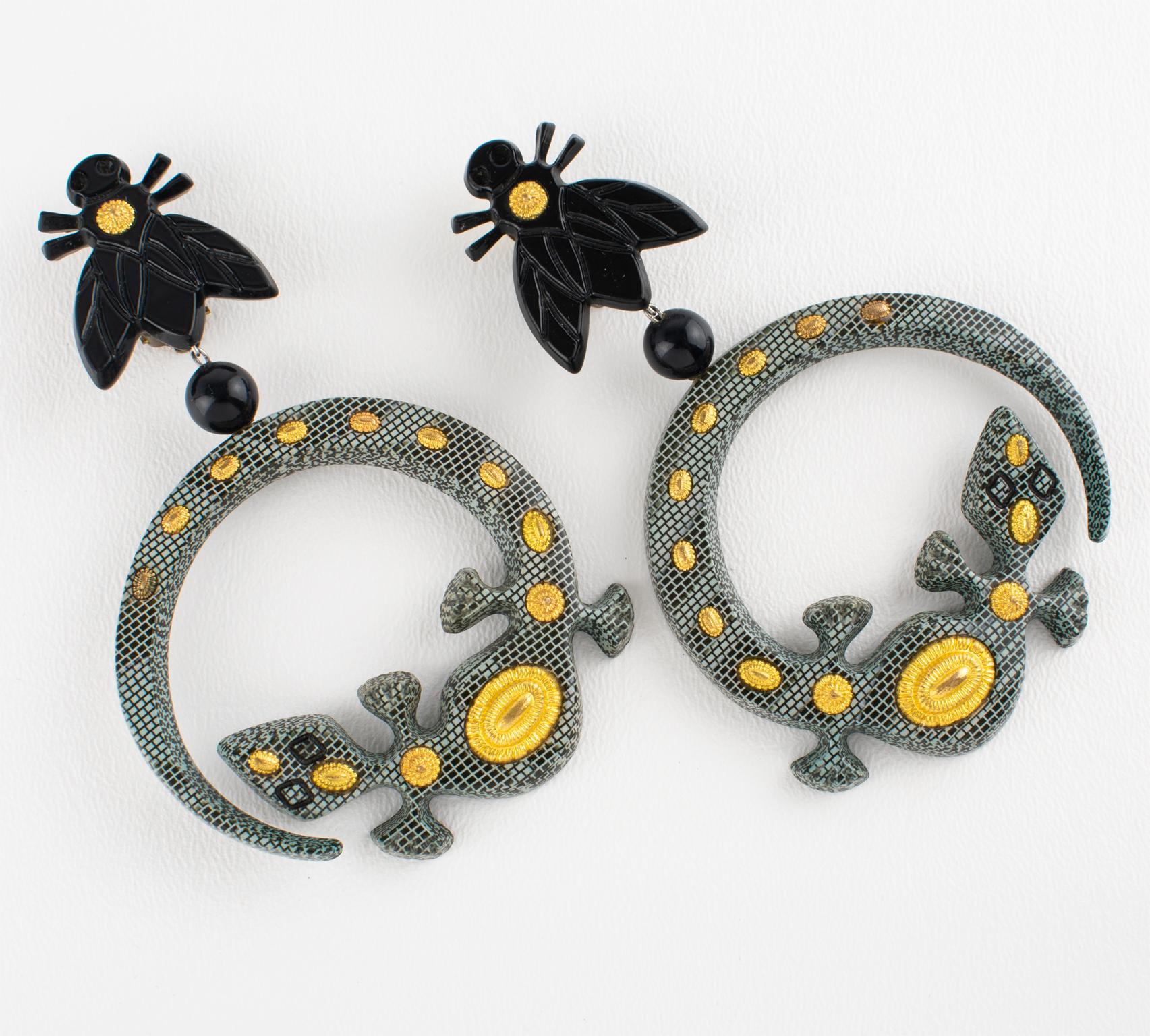 Isabel Canovas Lizard and HoneyBee Resin Dangle Carved Clip-on Earrings In Excellent Condition For Sale In Atlanta, GA