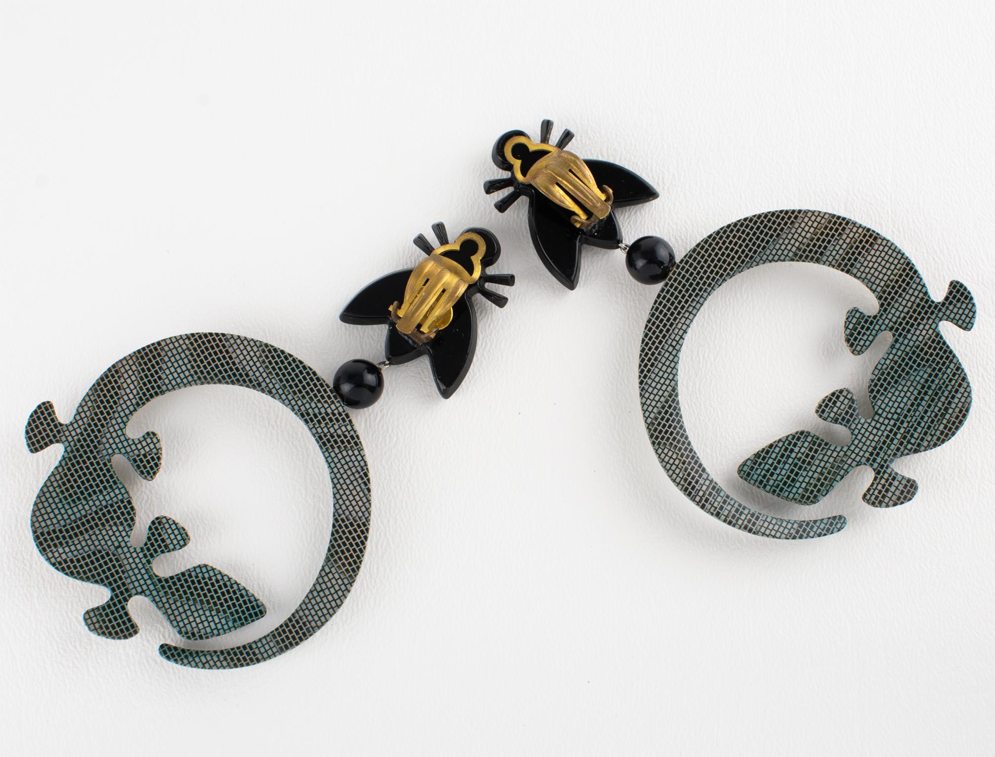 Isabel Canovas Lizard and HoneyBee Resin Dangle Carved Clip-on Earrings For Sale 2