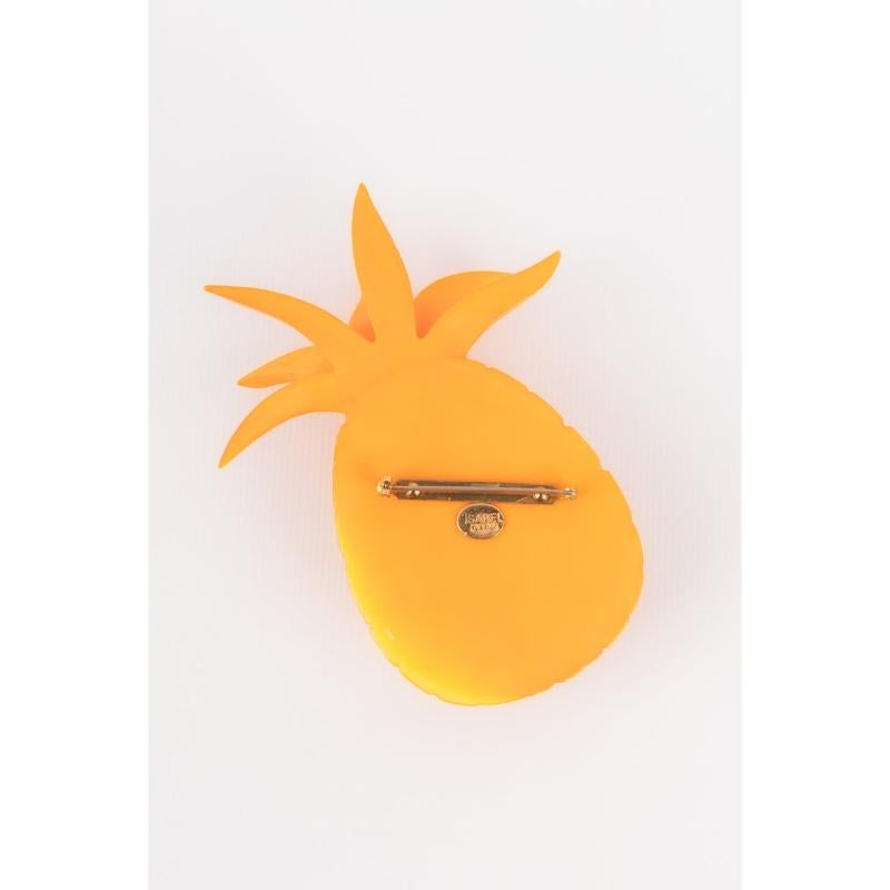 Isabel Canovas - (Made in France) Orange bakelite brooch with tiny golden metal studs representing a pineapple.

Additional information:
Condition: Very good condition
Dimensions: 11 cm x 5.5 cm

Seller Reference: BR106