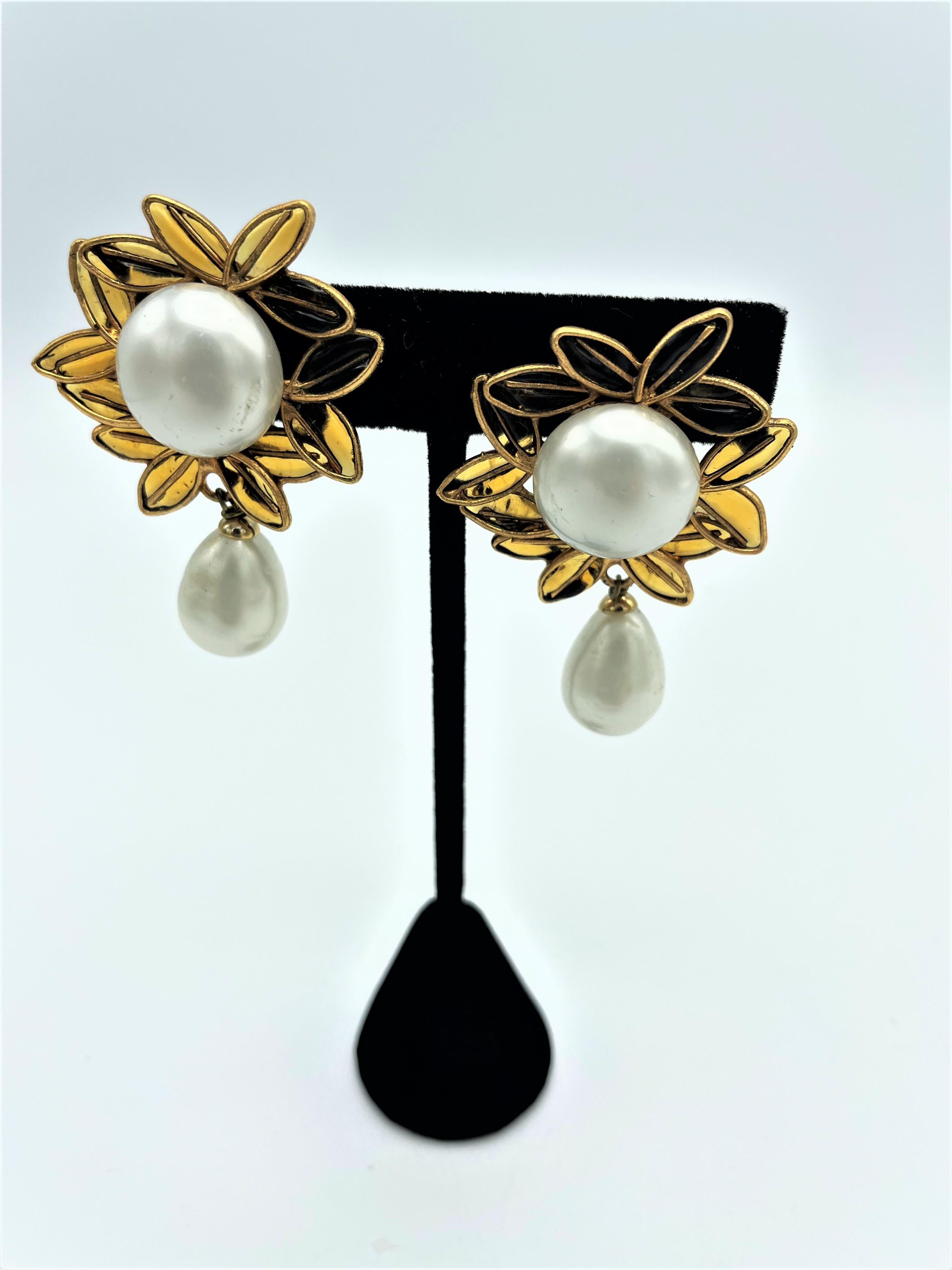 Arts and Crafts ISABEL CANOVAS Paris clip-on earring, Gripoix and fraux pearls, 1980  For Sale