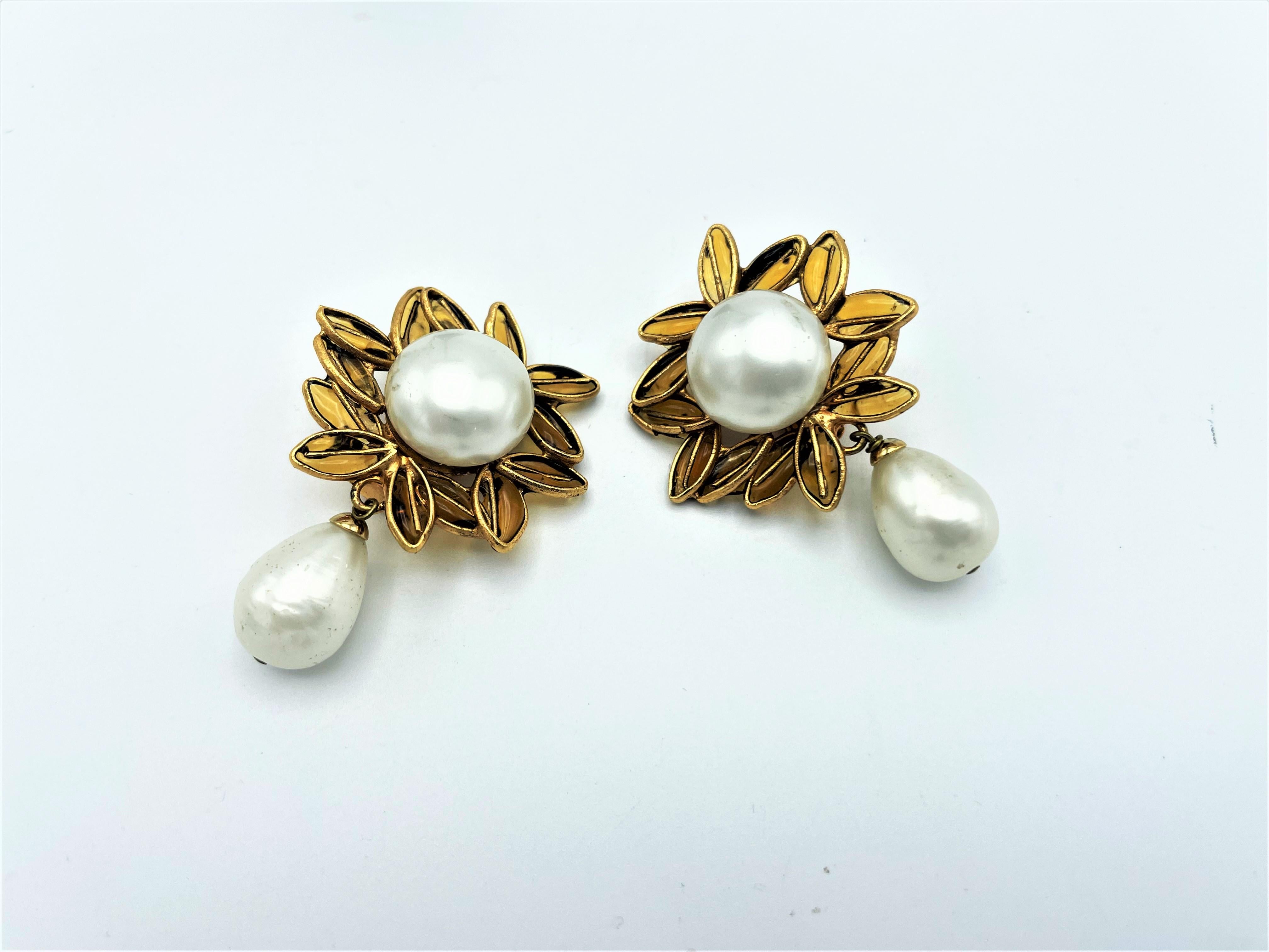 ISABEL CANOVAS Paris clip-on earring, Gripoix and fraux pearls, 1980  In Good Condition For Sale In Stuttgart, DE